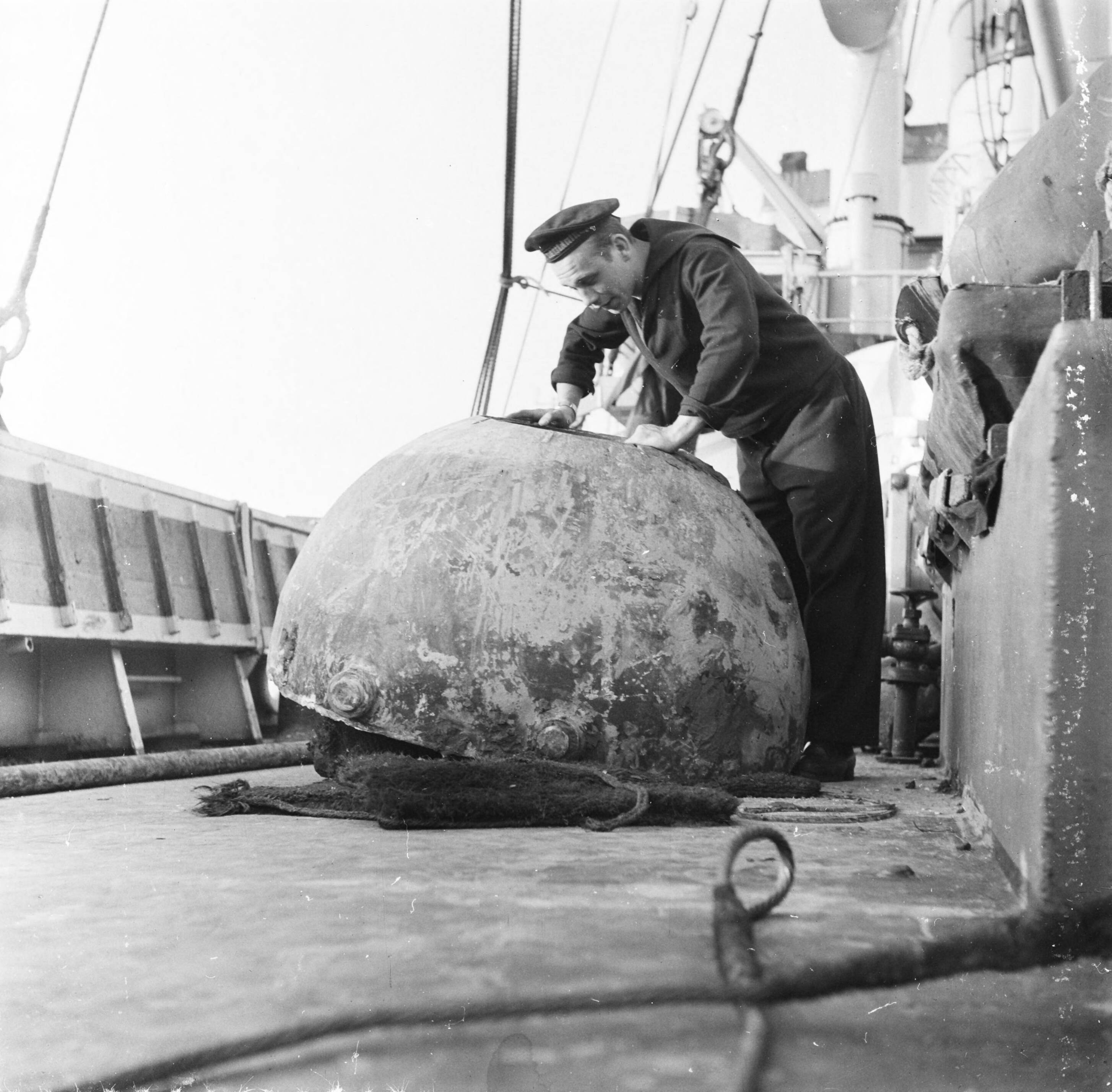 Fotocollectie Anefo — Oude Duitse grondmijn van 600 kg met ontsteking reeds ontploft (zeer gevaarlijk speciaal met drukverschil) in de haven van Vlissingen — Foto: Slagboom, Anton / Anefo. Licentie: Set B: Rechtenvrij / Publiek Domein. Bron: Nationaal Archief. http://hdl.handle.net/10648/a97a6d34-d0b4-102d-bcf8-003048976d84