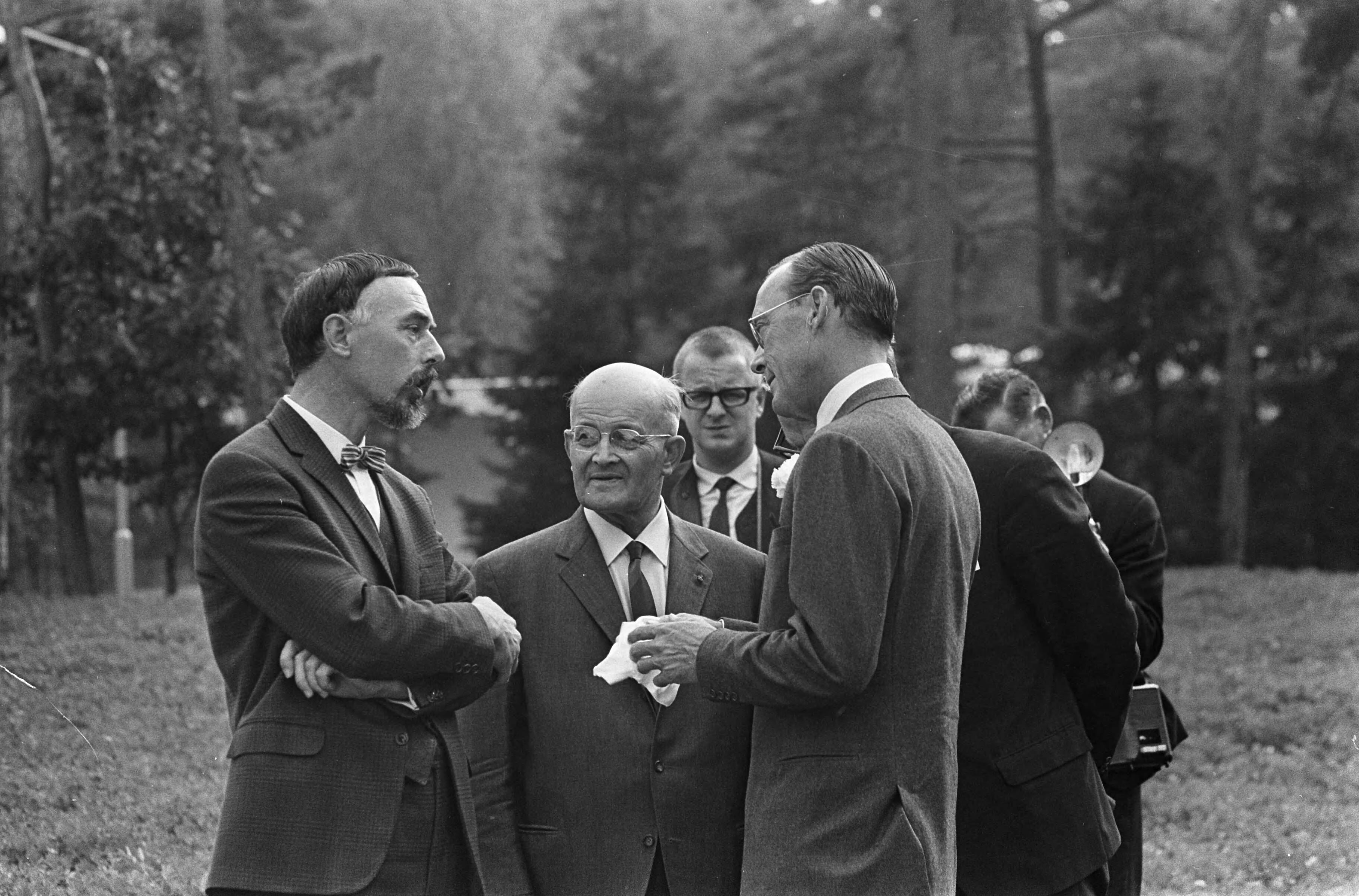 Fotocollectie Anefo — Opening KNVB-centrum te Zeist door prins Bernhard, vlnr. beeldhouwer André Schaller, KNVB-voorzitter A.L.M. Schröder en prins Bernhard na de onthulling van de beeldengroep — Foto: Evers, Joost / Anefo. Licentie: Set B: Rechtenvrij / Publiek Domein. Bron: Nationaal Archief. http://hdl.handle.net/10648/aac0e4ca-d0b4-102d-bcf8-003048976d84