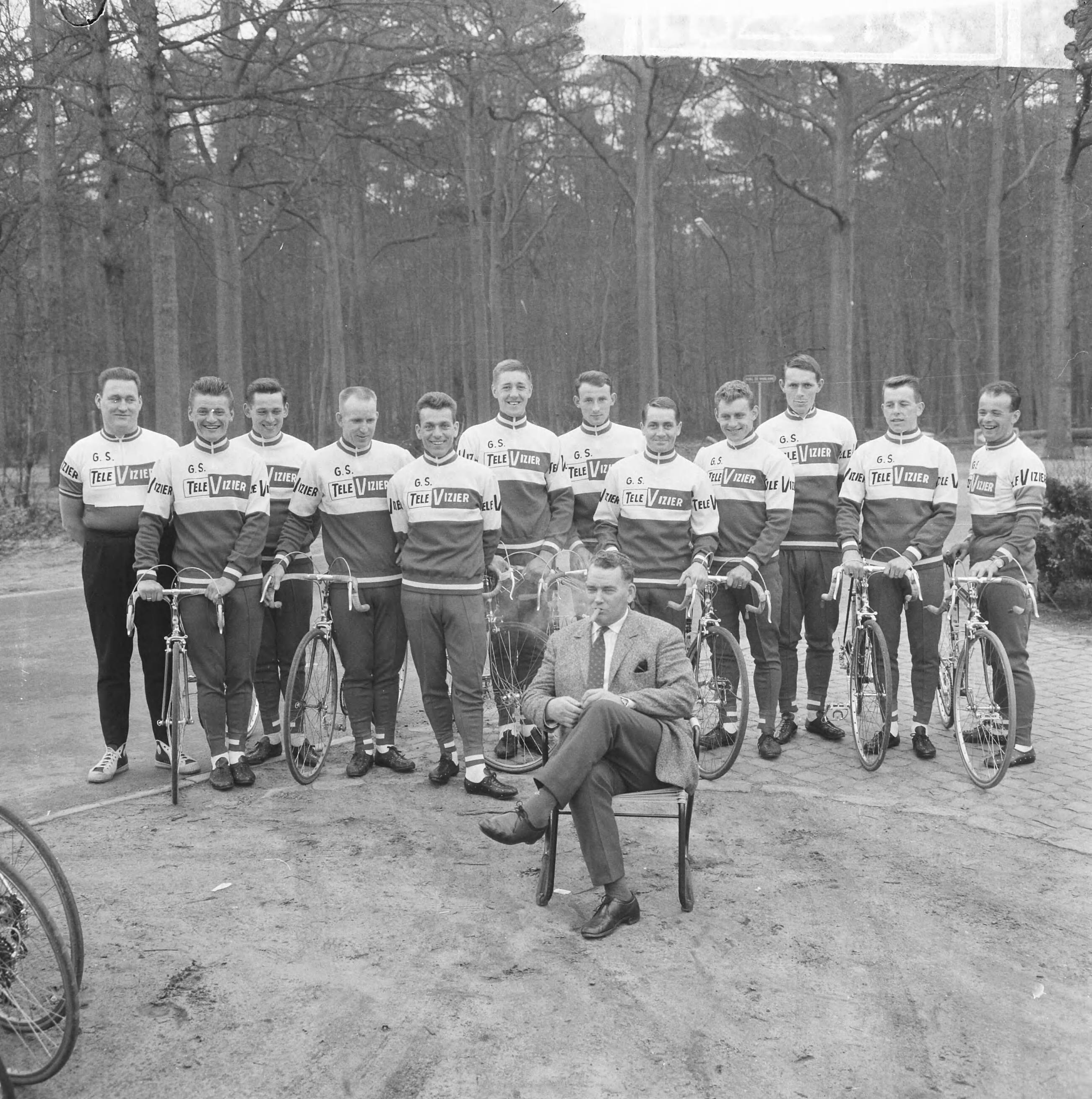 Fotocollectie Anefo — Nederlandse wielerploeg voor de Tour de France 1964 gepresenteerd, hele ploet met Kees Pellenaars — Foto: Pot, Harry / Anefo. Licentie: Set B: Rechtenvrij / Publiek Domein. Bron: Nationaal Archief. http://hdl.handle.net/10648/aa60db3e-d0b4-102d-bcf8-003048976d84