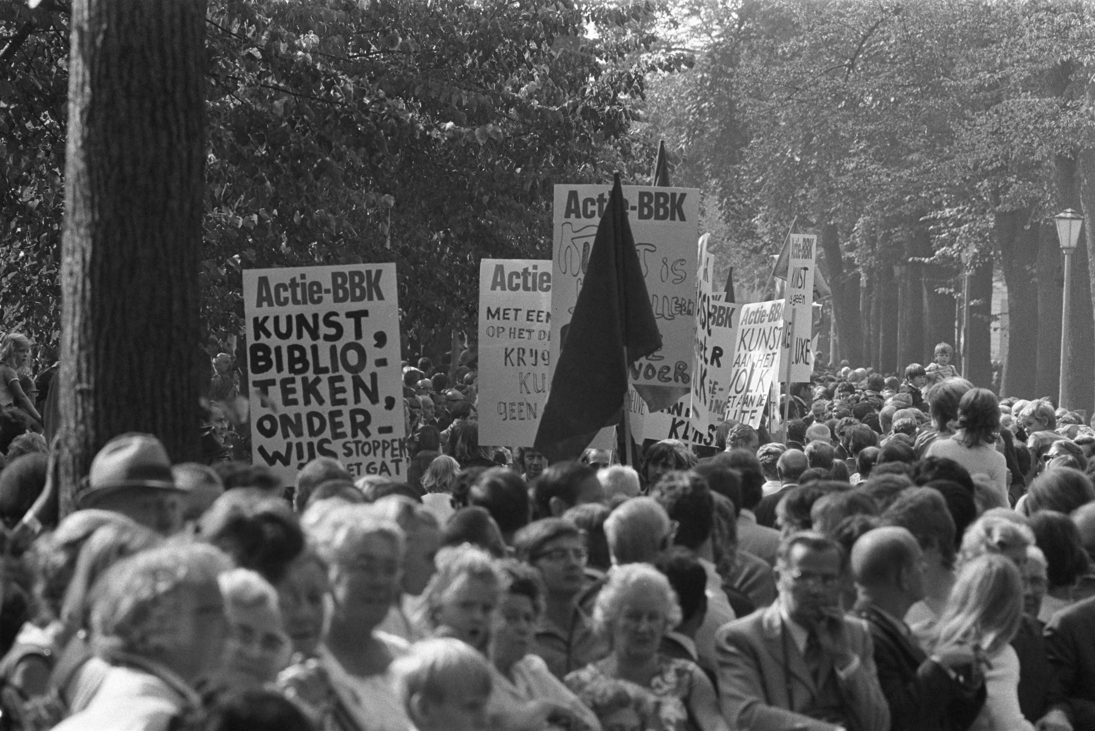 Fotocollectie Anefo — BBK ( Beroepsvereniging Beeldende Kunstenaars ), leden met protestborden langs route Gouden Koets , Den Haag — Foto: Verhoeff, Bert / Anefo. Licentie: Set B: Rechtenvrij / Publiek Domein. Bron: Nationaal Archief. http://hdl.handle.net/10648/abcfb1ac-d0b4-102d-bcf8-003048976d84