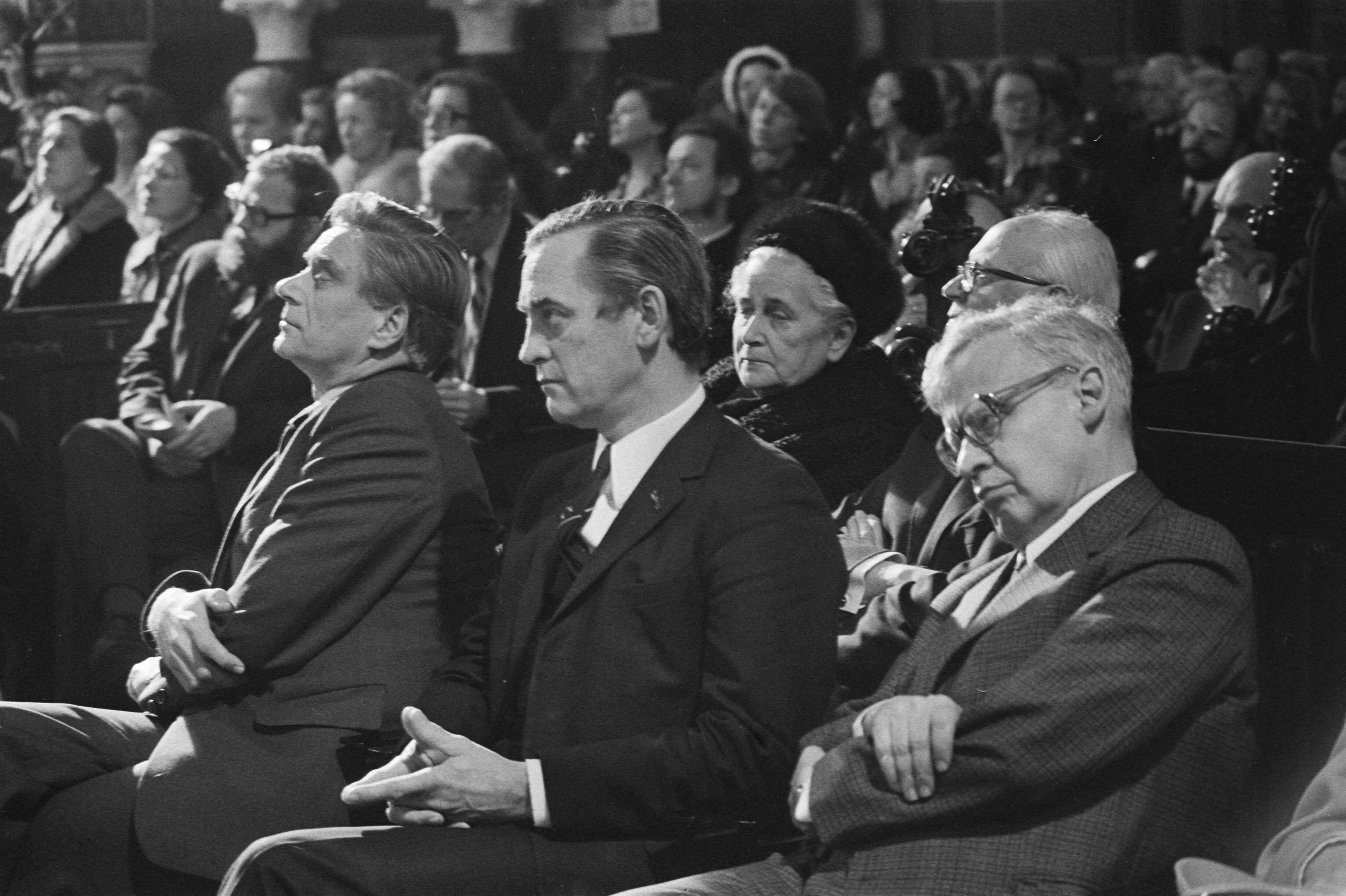 Fotocollectie Anefo — Koningin Juliana opent de Rijksuniversiteit in Maastricht; v.l.n.r. Veringa, De Brauw en Diepenhorst — Foto: Mieremet, Rob / Anefo. Licentie: Set B: Rechtenvrij / Publiek Domein. Bron: Nationaal Archief. http://hdl.handle.net/10648/ac7a9662-d0b4-102d-bcf8-003048976d84