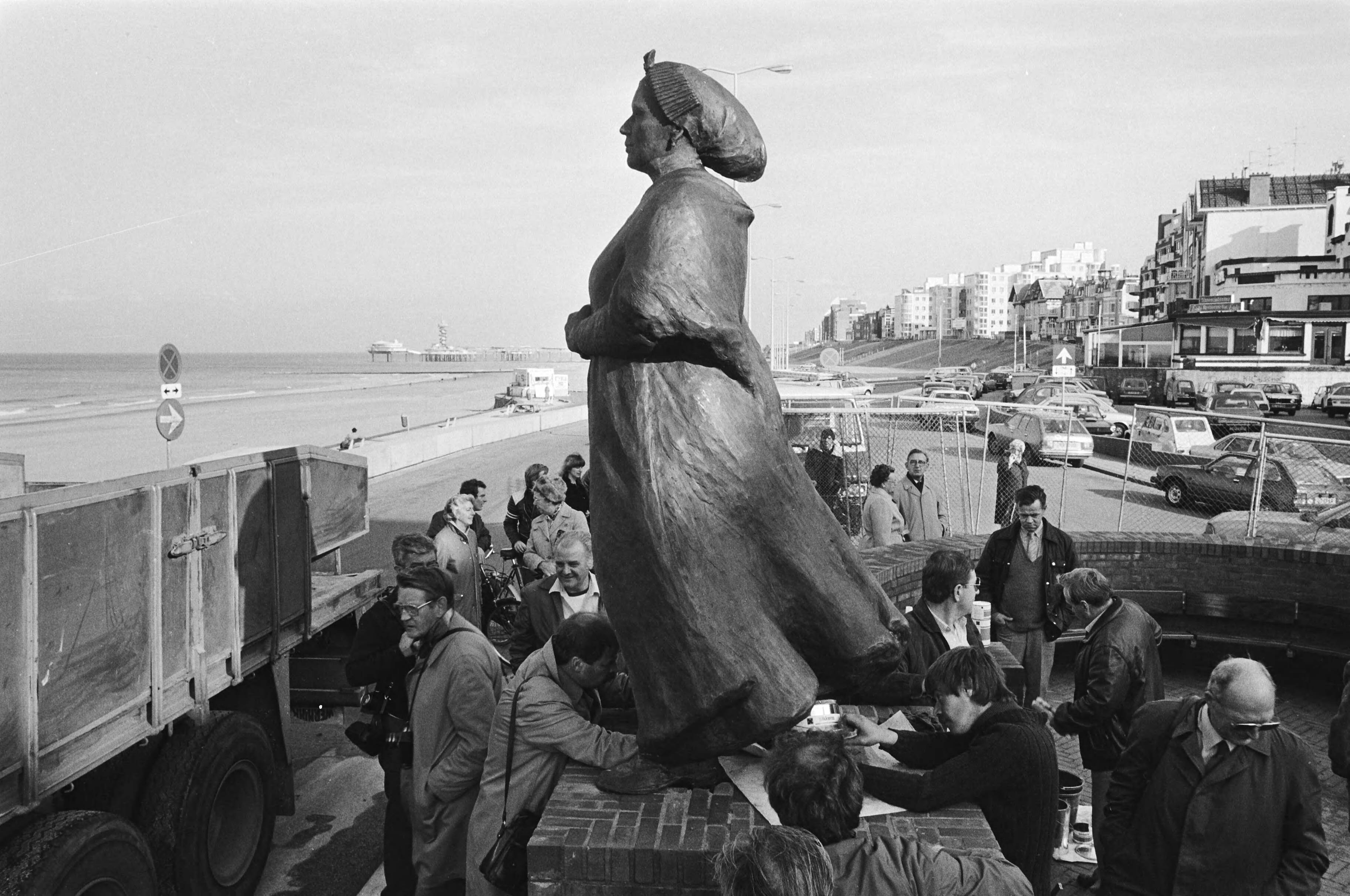 Vissersmonument van Gerard Bakker op de boulevard in Scheveningen, dat op 10 november wordt onthuld — Mensen rond het beeld — Foto: Croes, Rob C. / Anefo. Licentie: Set B: Rechtenvrij / Publiek Domein. Bron: Nationaal Archief. http://hdl.handle.net/10648/ad214912-d0b4-102d-bcf8-003048976d84