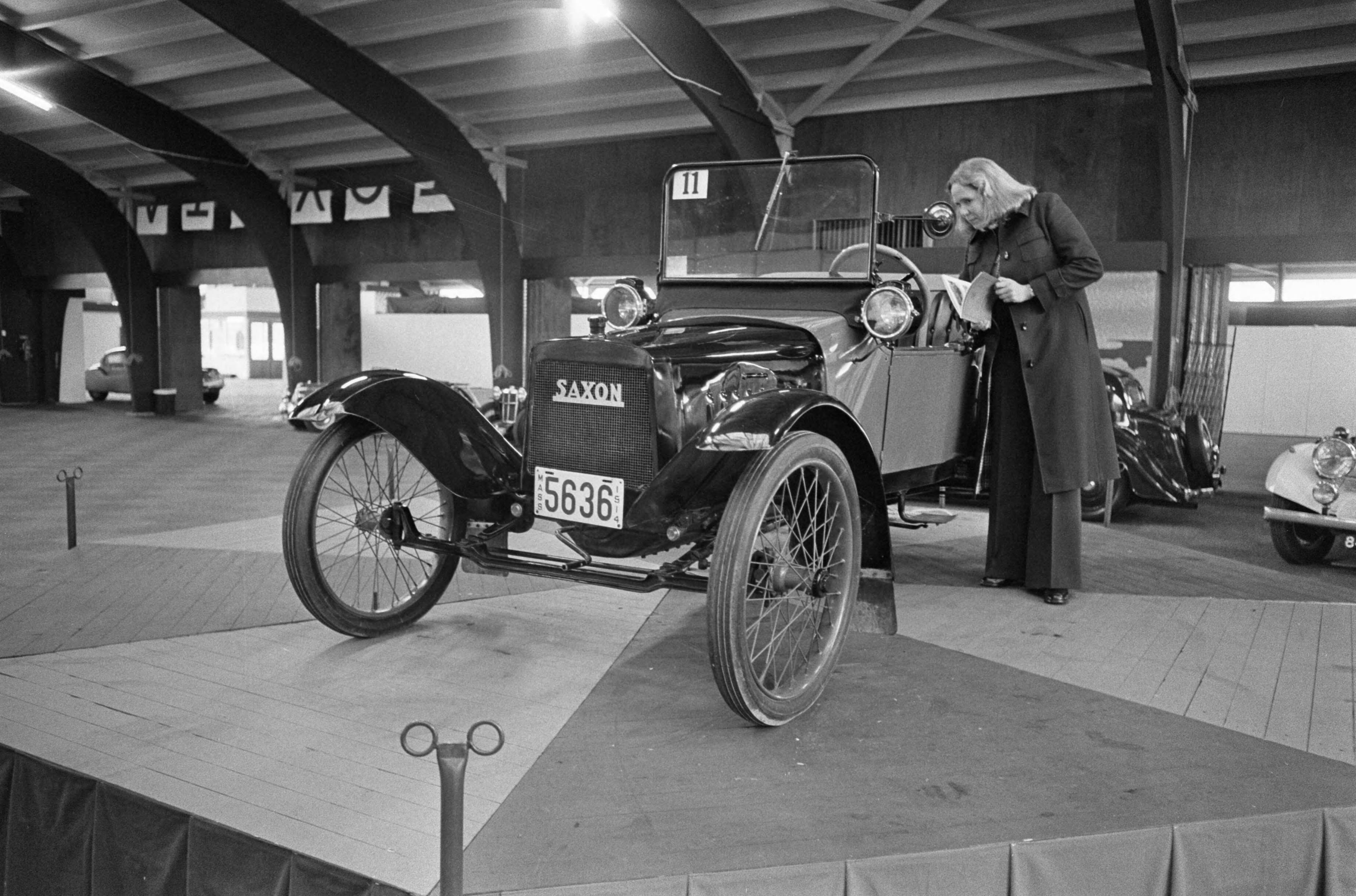 Fotocollectie Anefo — Veiling van Old Timers door Christie, in Automuseum Leidschendam; een Saxon 11 Pk roadster 1914 — Foto: Peters, Hans / Anefo. Licentie: Set B: Rechtenvrij / Publiek Domein. Bron: Nationaal Archief. http://hdl.handle.net/10648/ac904fe8-d0b4-102d-bcf8-003048976d84