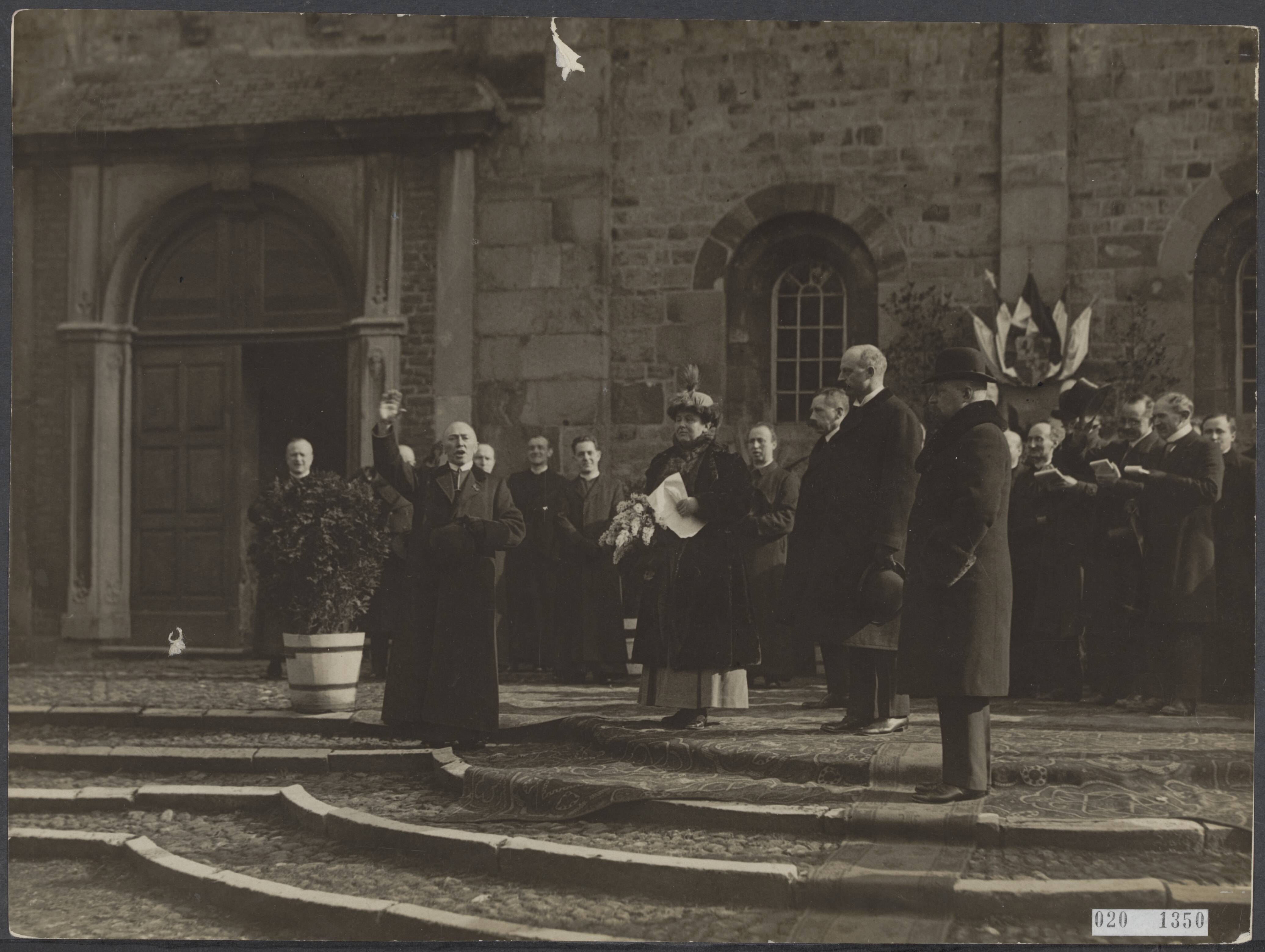 Fotocollectie Elsevier Binnenland — Bezoek van koningin Wilhelmina en prins Hendrik aan Limburg - hier in het Klooster van Rolduc. [ als trouwbetuiging aan Nederland en tegen de annexatieplannen van België van Zeeuws Vlaanderen en Limburg] — Foto: Fotopersbureau "Holland". Licentie: Set B: Rechtenvrij / Publiek Domein. Bron: Nationaal Archief. http://hdl.handle.net/10648/adcda09a-d0b4-102d-bcf8-003048976d84