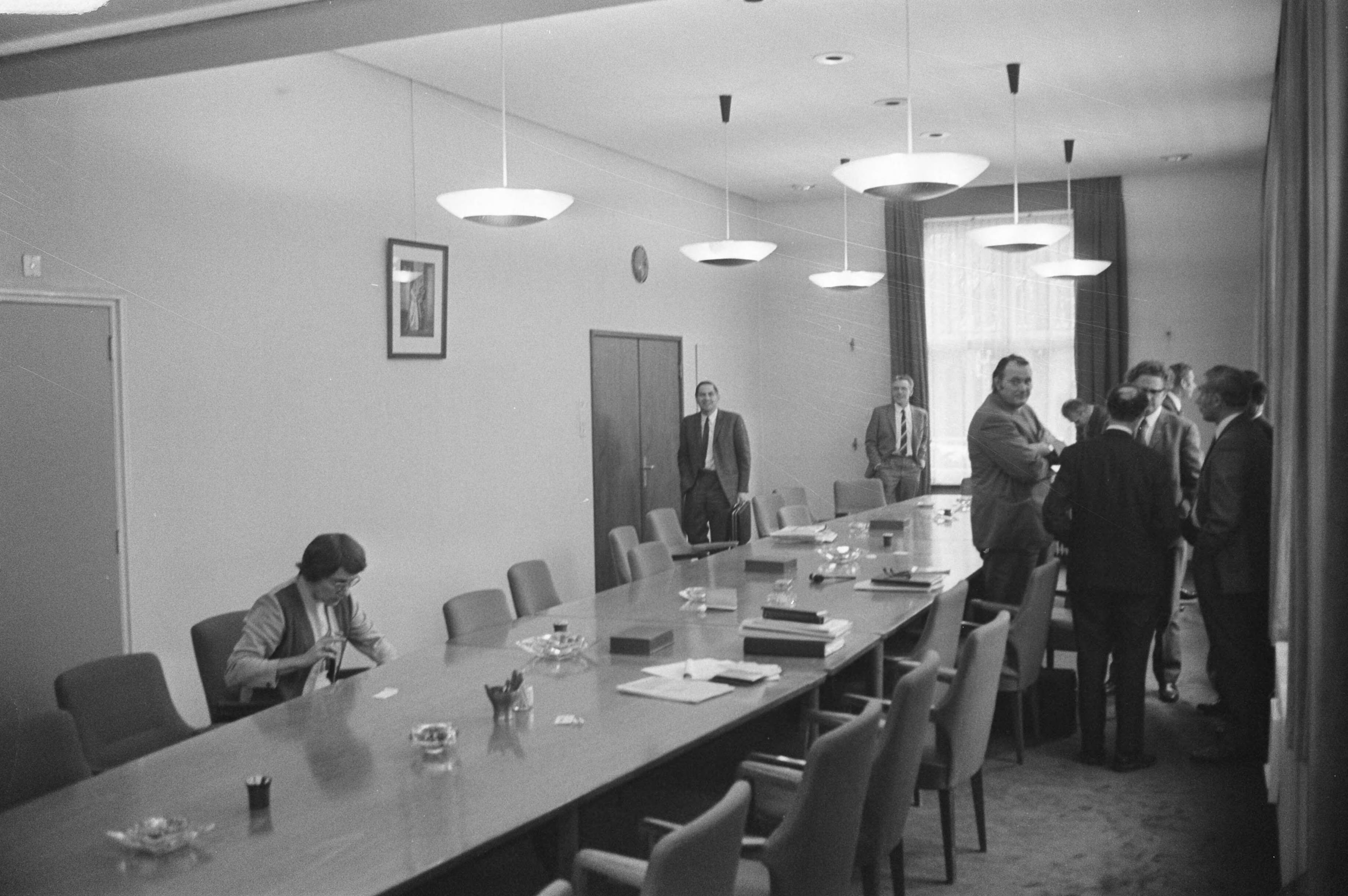 Fotocollectie Anefo — Raad van overleg van werkgevers en werknemers metaalindustrie bijeen over CAO in FME-gebouw, Den Haag — Foto: Peters, Hans / Anefo. Licentie: Set B: Rechtenvrij / Publiek Domein. Bron: Nationaal Archief. http://hdl.handle.net/10648/abddb2e8-d0b4-102d-bcf8-003048976d84