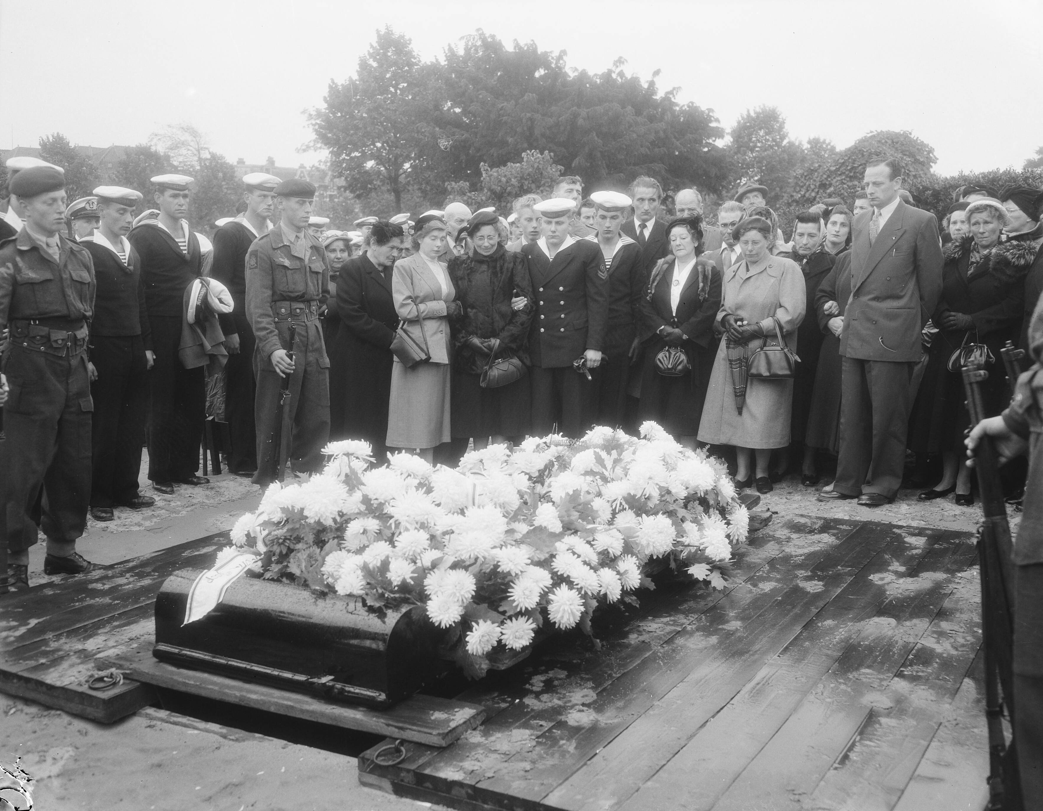 Fotocollectie Anefo — Marinebegrafenis van (...) de Wilde te Den Haag — Foto: Duinen, G.W. van / Anefo. Licentie: Set B: Rechtenvrij / Publiek Domein. Bron: Nationaal Archief. http://hdl.handle.net/10648/a9298e8c-d0b4-102d-bcf8-003048976d84