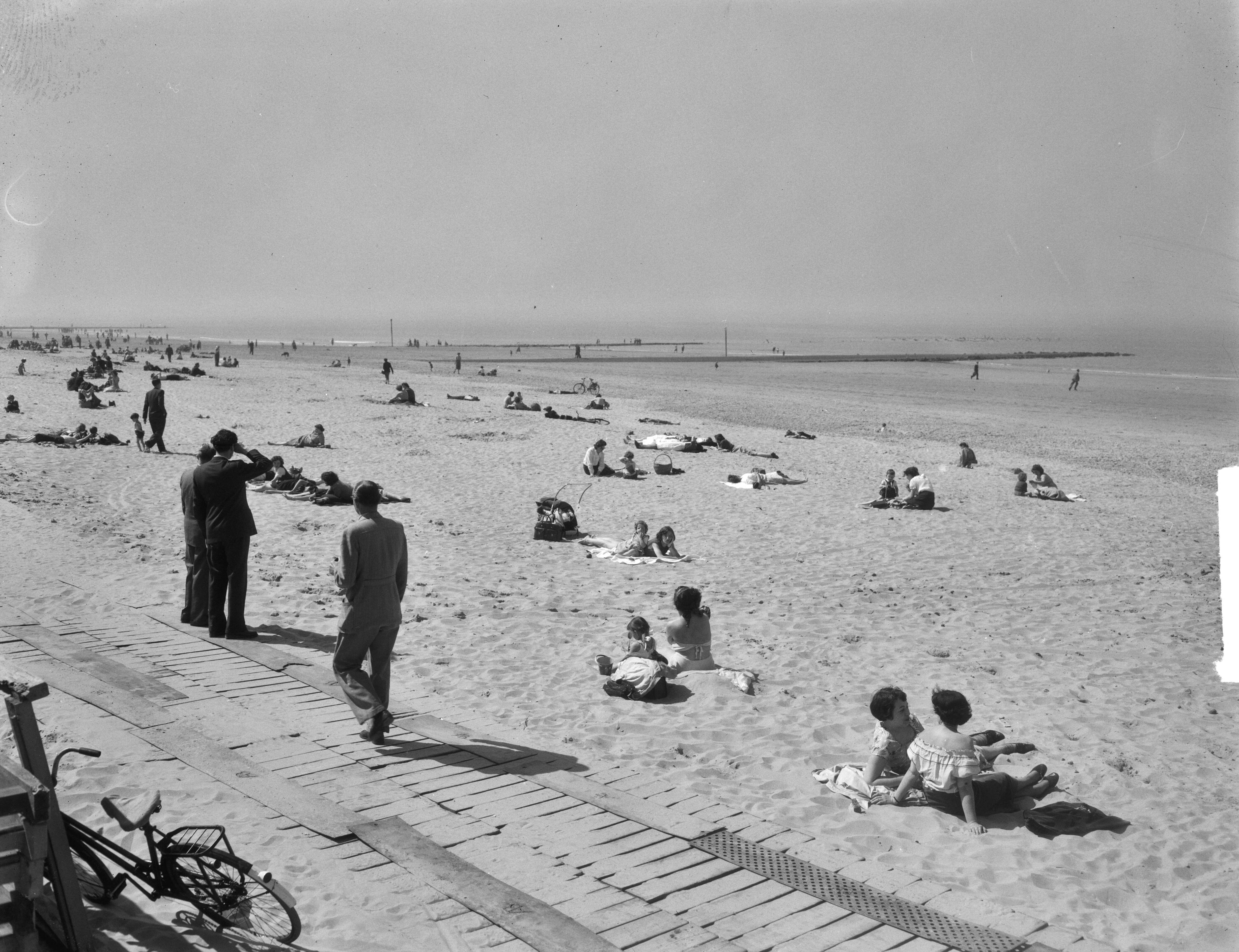 Fotocollectie Anefo — Voorjaar in Scheveningen. Badgasten op het strand — Foto: Duinen, G.W. van / Anefo. Licentie: Set B: Rechtenvrij / Publiek Domein. Bron: Nationaal Archief. http://hdl.handle.net/10648/a8e9199c-d0b4-102d-bcf8-003048976d84