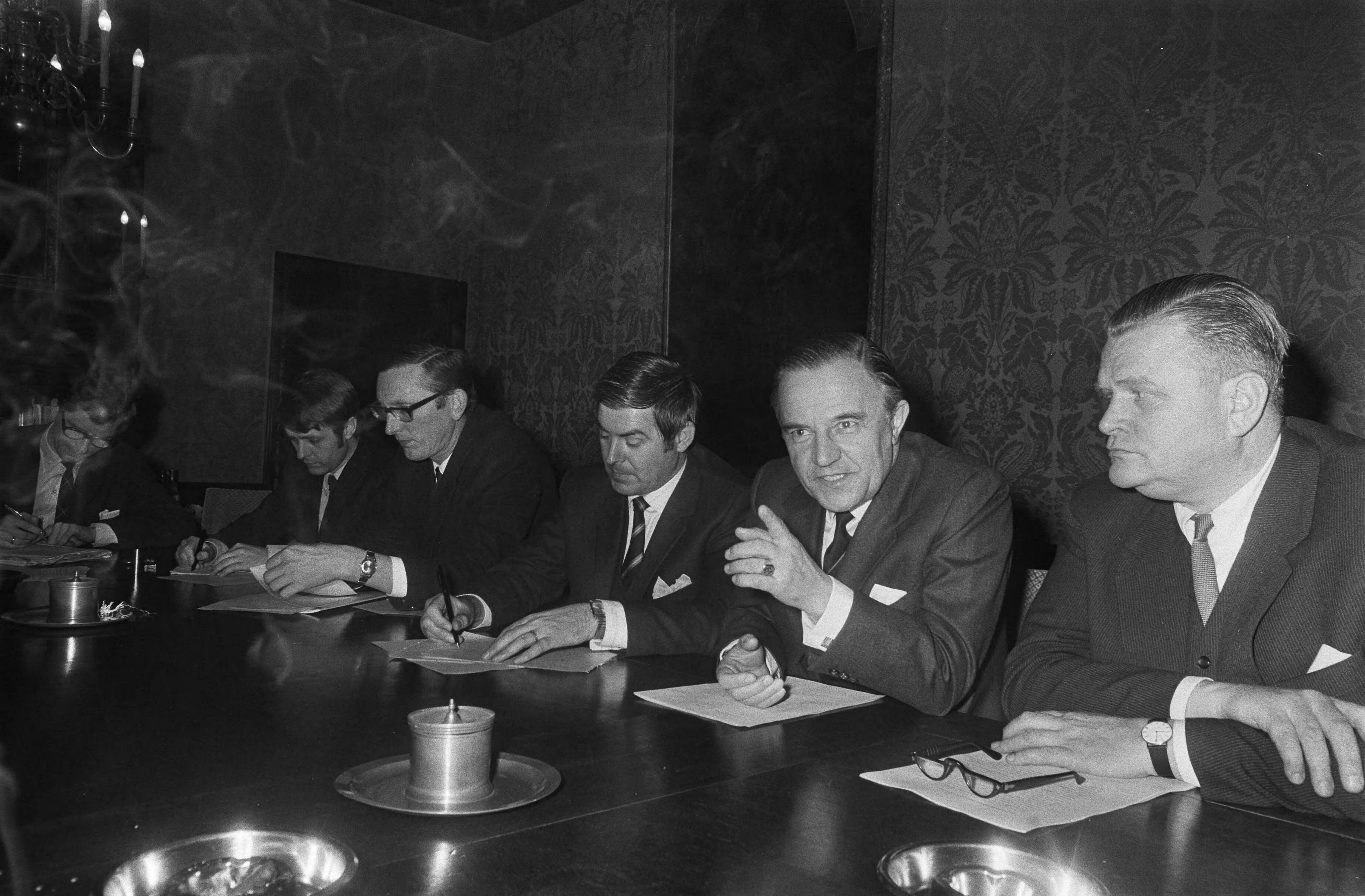Fotocollectie Anefo — Intern Beraad van regering over benoeming tot gouverneur Nederlandse Antillen dr. E. Jonckheer in Den Haag . Persconferentie Van der Wiel en De Jong aan het — Foto: Mieremet, Rob / Anefo. Licentie: Set B: Rechtenvrij / Publiek Domein. Bron: Nationaal Archief. http://hdl.handle.net/10648/ab8c773e-d0b4-102d-bcf8-003048976d84