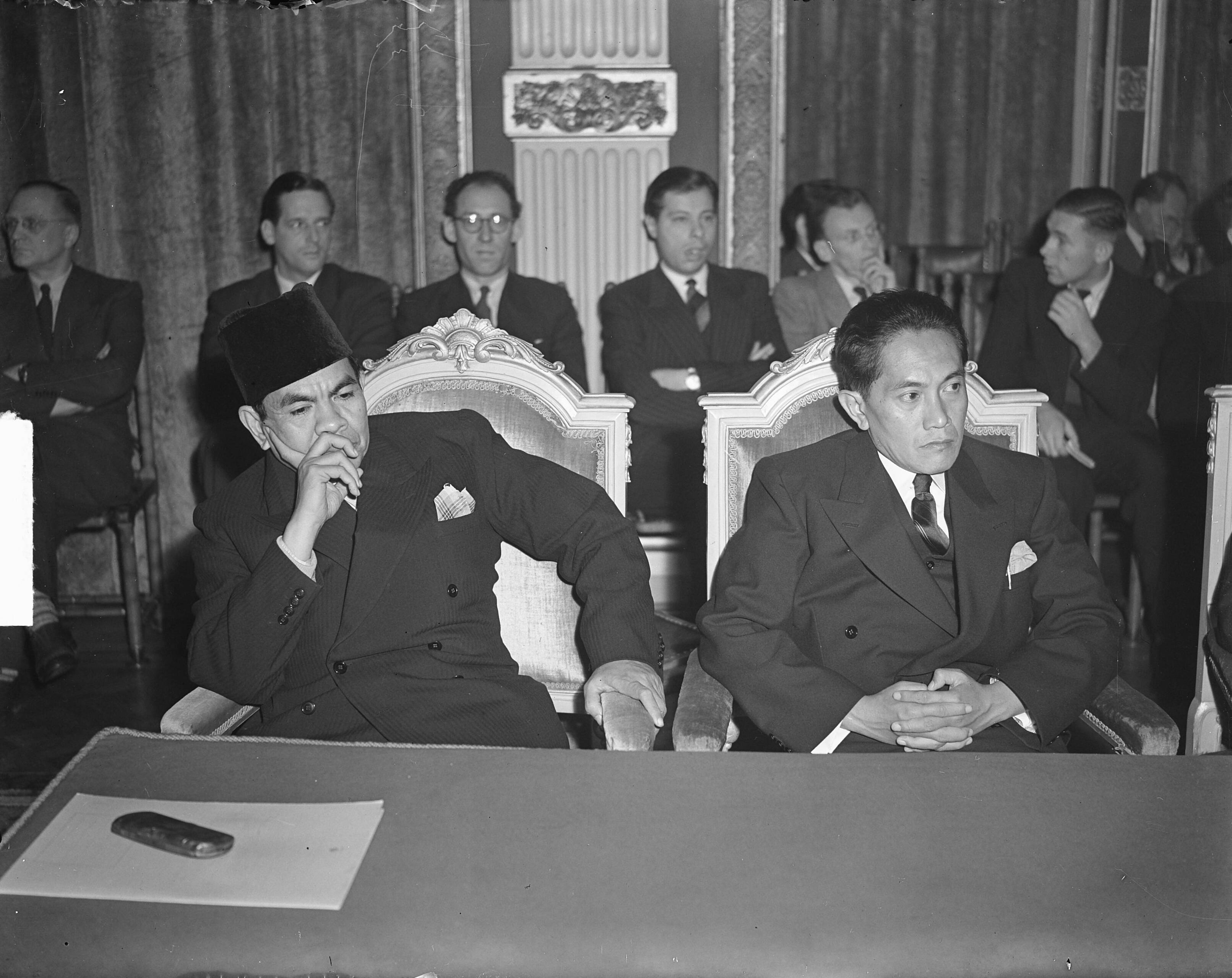 Openingszitting van de Nieuw-Guinea conferentie in de Treveszaal in Den Haag — Openingszitting van de Nieuw-Guinea conferentie in de Treveszaal te Den Haag. Aan tafel Moh. Yamin (links) en Soenarjo (rechts) — Foto: Noske, J.D. / Anefo. Licentie: Set B: Rechtenvrij / Publiek Domein. Bron: Nationaal Archief. http://hdl.handle.net/10648/a8e31268-d0b4-102d-bcf8-003048976d84