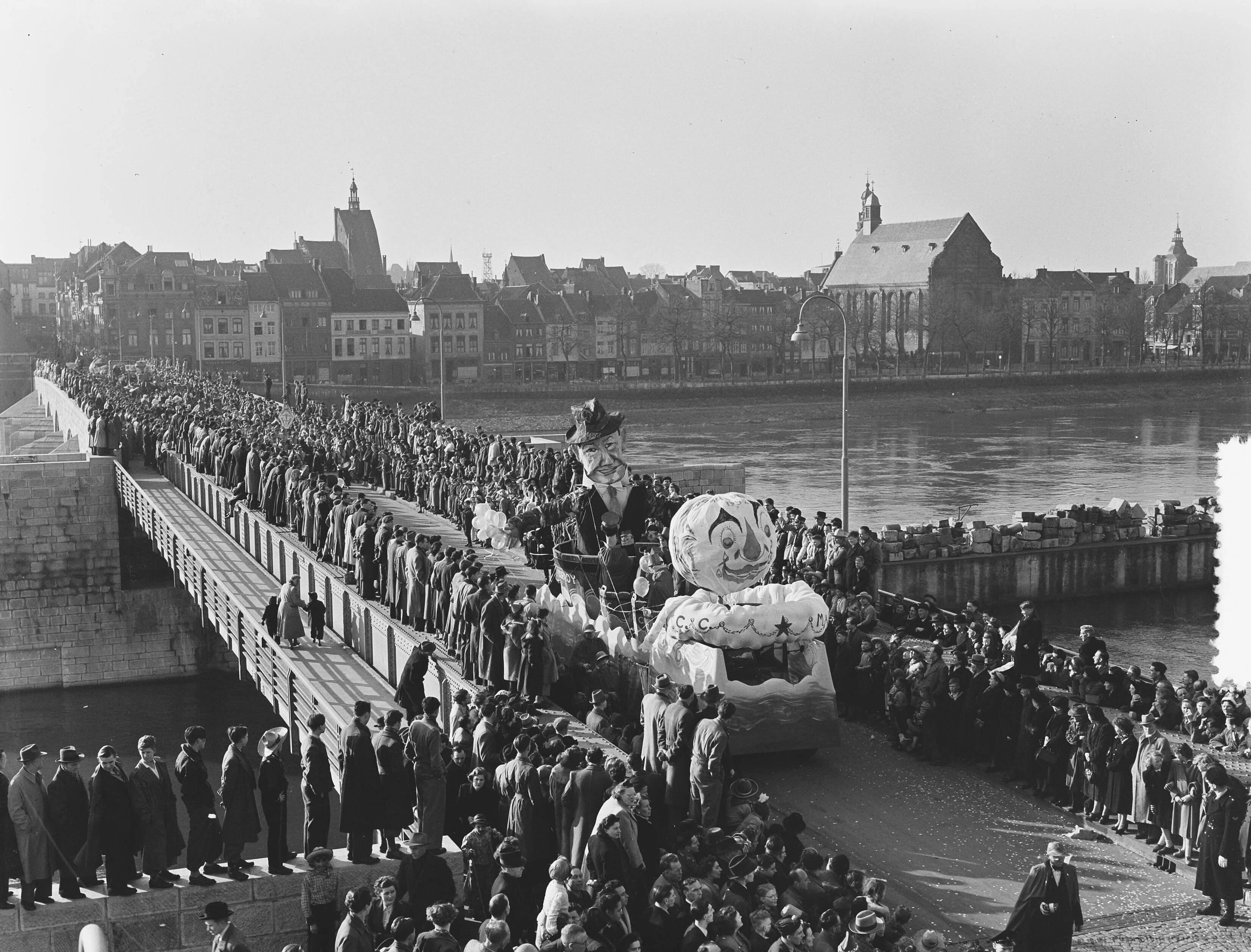 Carnavalsoptocht in Maastricht — Foto: Pot, Harry / Anefo. — Licentie: Set B: Rechtenvrij / Publiek Domein. Bron: Nationaal Archief. http://hdl.handle.net/10648/a8f5df38-d0b4-102d-bcf8-003048976d84