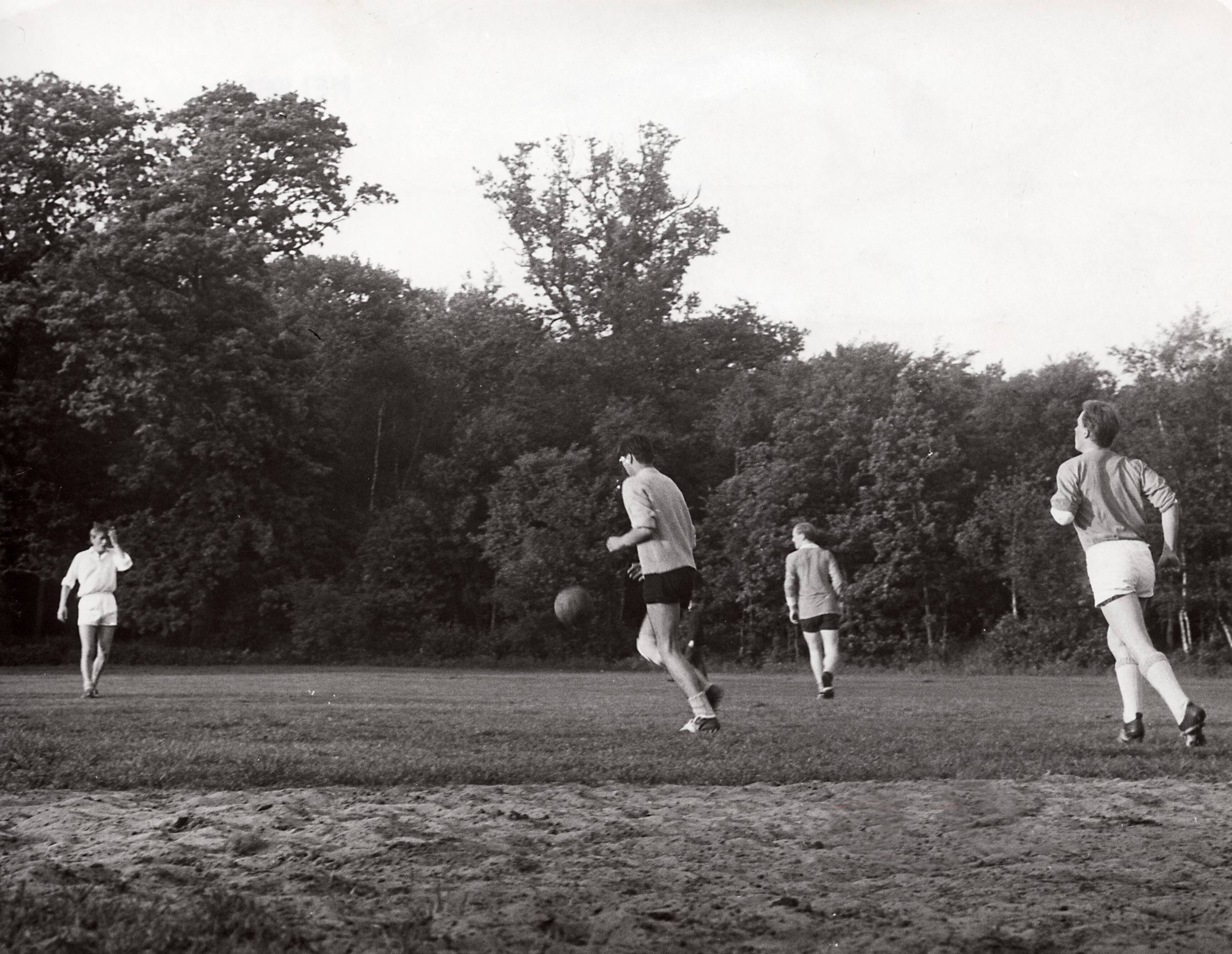 Sportactiviteiten personeel Drukkerij N.V. De Spaarnestad / Voetbal, o.a. F.C. Panorama — [Serie bedrijfsvoetbal Spaarnestad, diverse jaren] Oranje in de aanval. "De Rest" joeg de bal driemaal in de vijandelijke touwen en veroverde zo de beker — Foto: Fotograaf Onbekend / Spaarnestad / Spaarnestad Photo (05887). Licentie: Set B: Rechtenvrij / Publiek Domein. Bron: Nationaal Archief. http://hdl.handle.net/10648/35429da6-3efc-a382-e063-6df0900a6686