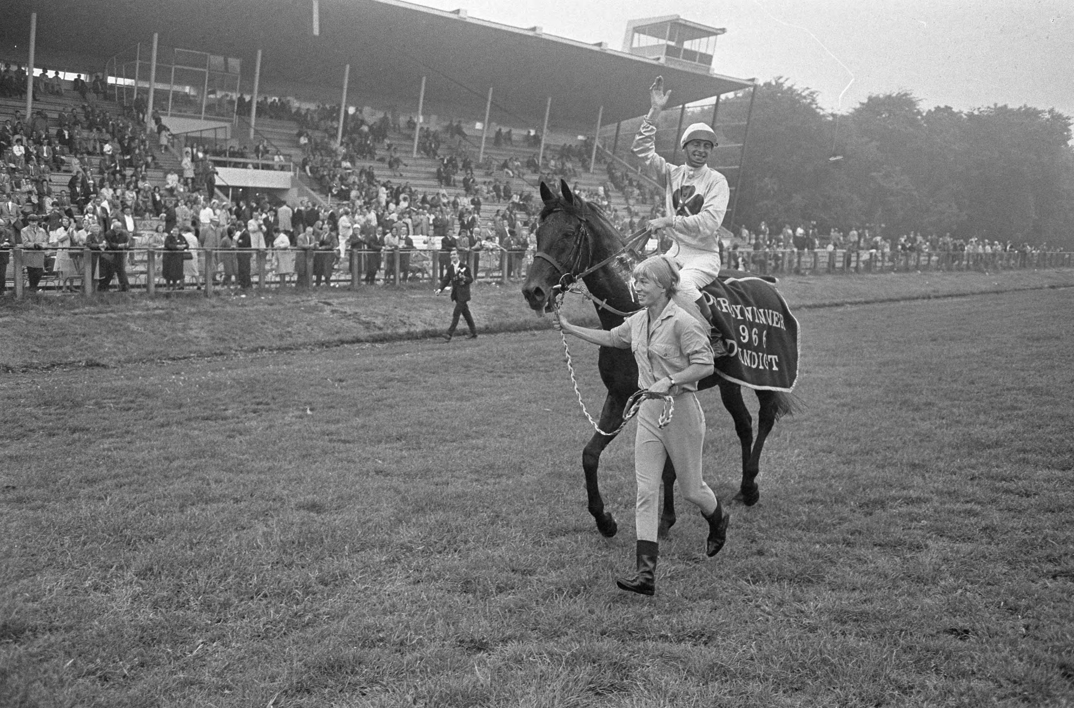 Fotocollectie Anefo — Derby Duindigt 1966, winnaar Jolly Jinks bereden door A.W. van Dijk maakt ereronde — Foto: Koch, Eric / Anefo. Licentie: Set B: Rechtenvrij / Publiek Domein. Bron: Nationaal Archief. http://hdl.handle.net/10648/aaee4e10-d0b4-102d-bcf8-003048976d84