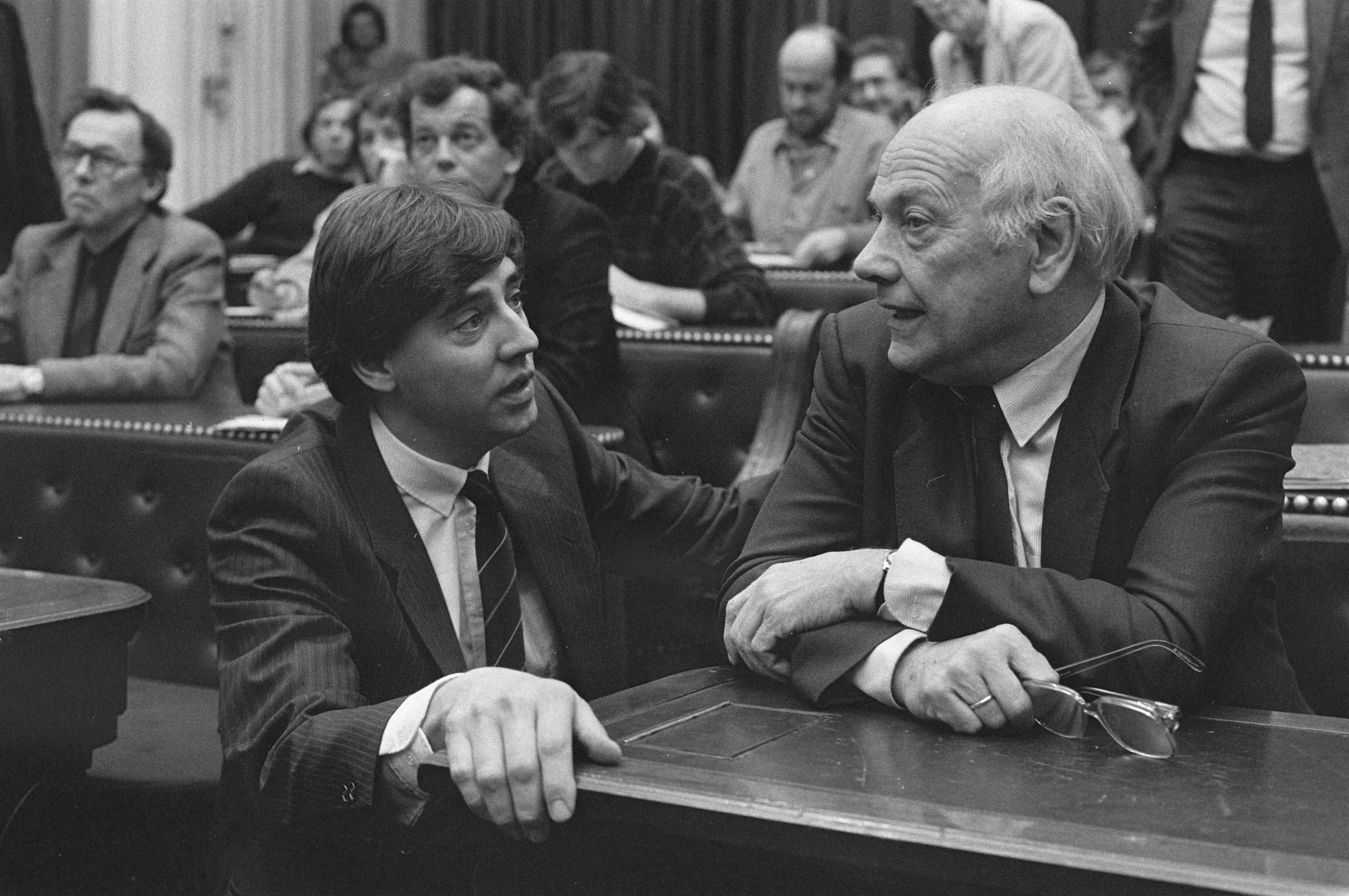 Tweede Kamer — VVD-leider Nijpels maakt een praatje met PvdA-voorman den Uyl — Foto: Croes, Rob C. / Anefo. Licentie: Set B: Rechtenvrij / Publiek Domein. Bron: Nationaal Archief. http://hdl.handle.net/10648/ad511bd8-d0b4-102d-bcf8-003048976d84