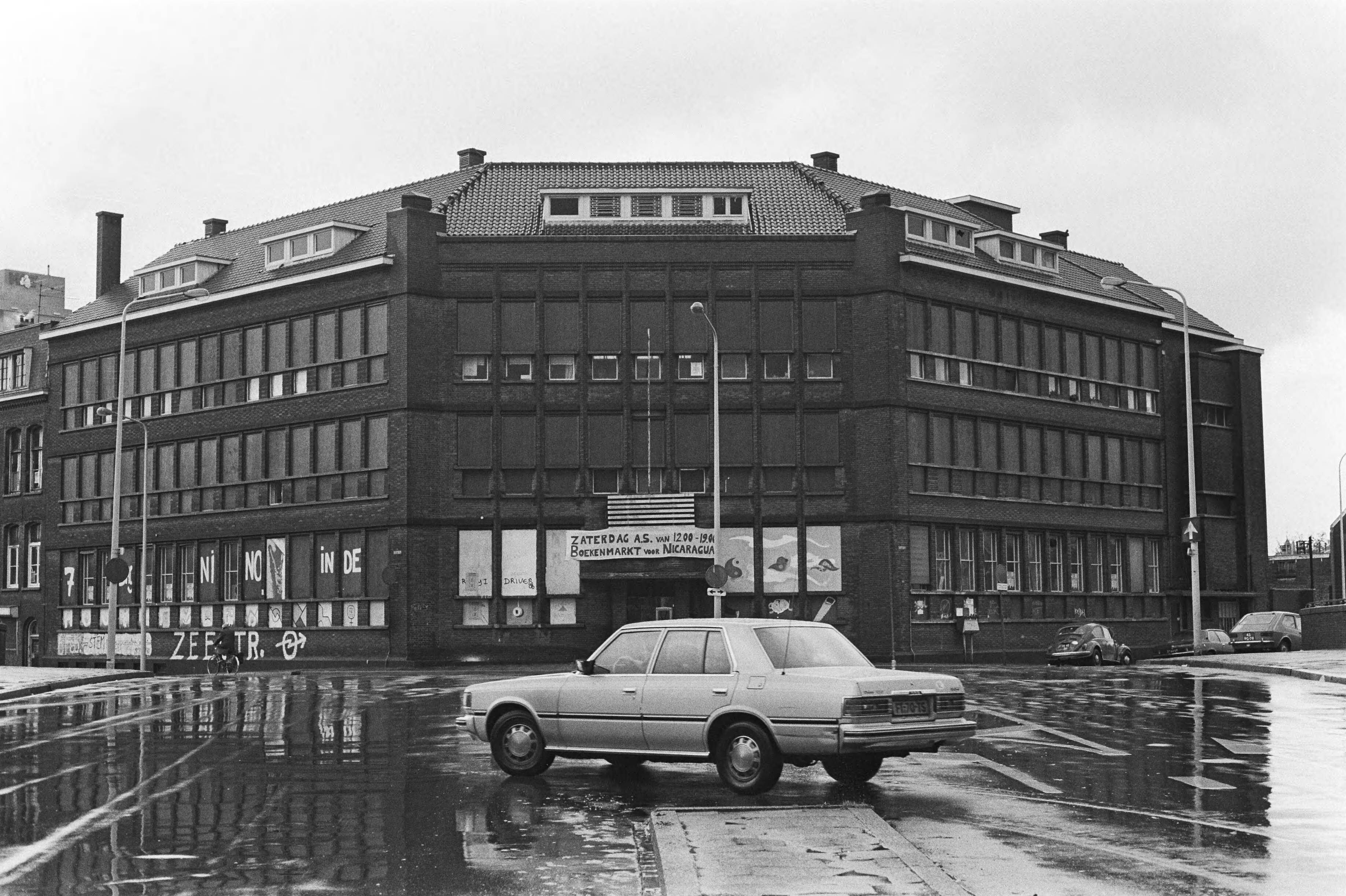 Fotocollectie Anefo — Gebouw van Rijksgebouwendienst aan het Buitenom in Den Haag gekraakt — Foto: Antonisse, Marcel / Anefo. Licentie: Set B: Rechtenvrij / Publiek Domein. Bron: Nationaal Archief. http://hdl.handle.net/10648/ad070aa2-d0b4-102d-bcf8-003048976d84