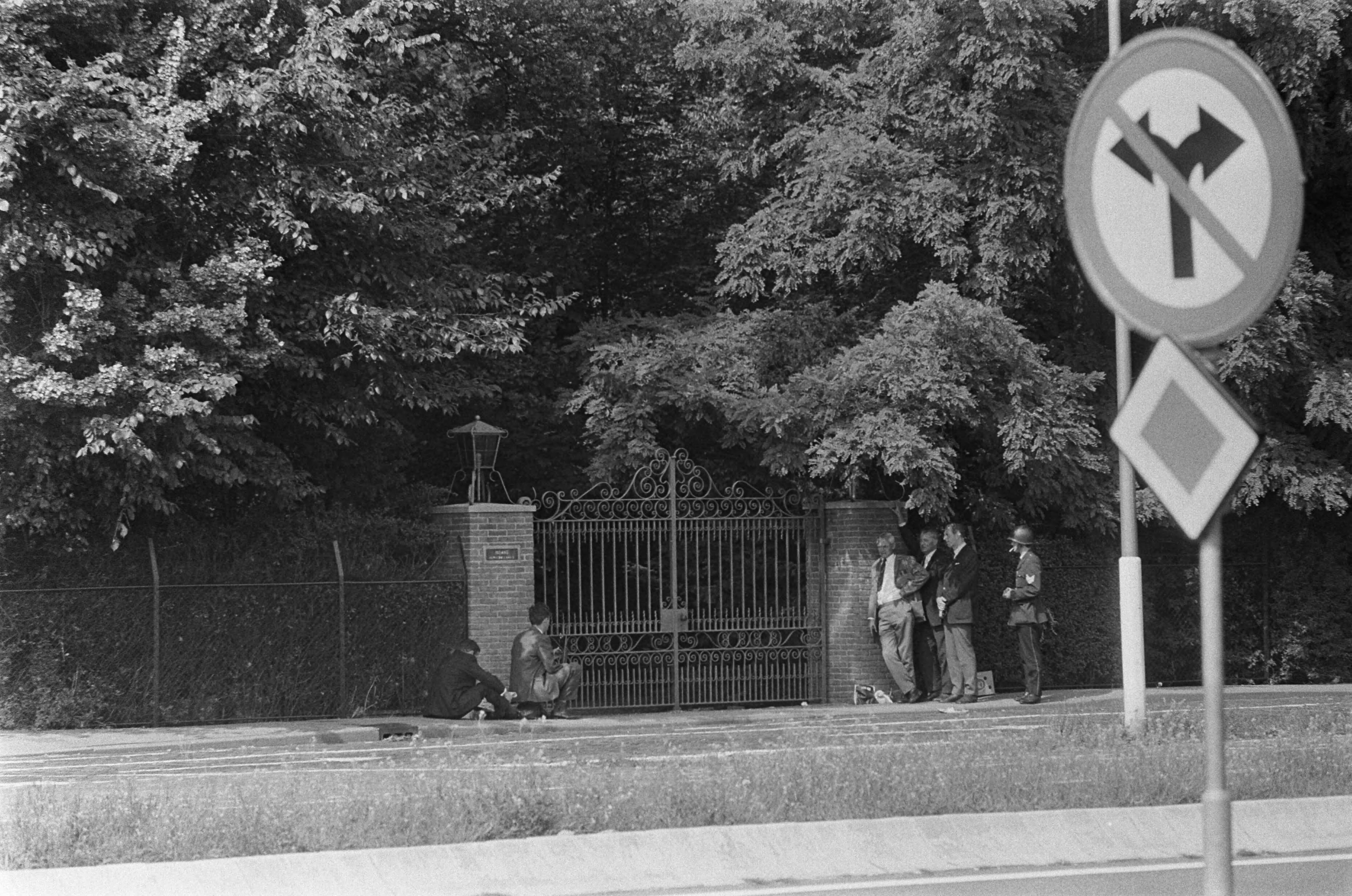 Fotocollectie Anefo — Ambonezen bezetten woning van Indonesische Ambassadeur, Wassenaar — Foto: Evers, Joost / Anefo. Licentie: Set B: Rechtenvrij / Publiek Domein. Bron: Nationaal Archief. http://hdl.handle.net/10648/aba178a0-d0b4-102d-bcf8-003048976d84