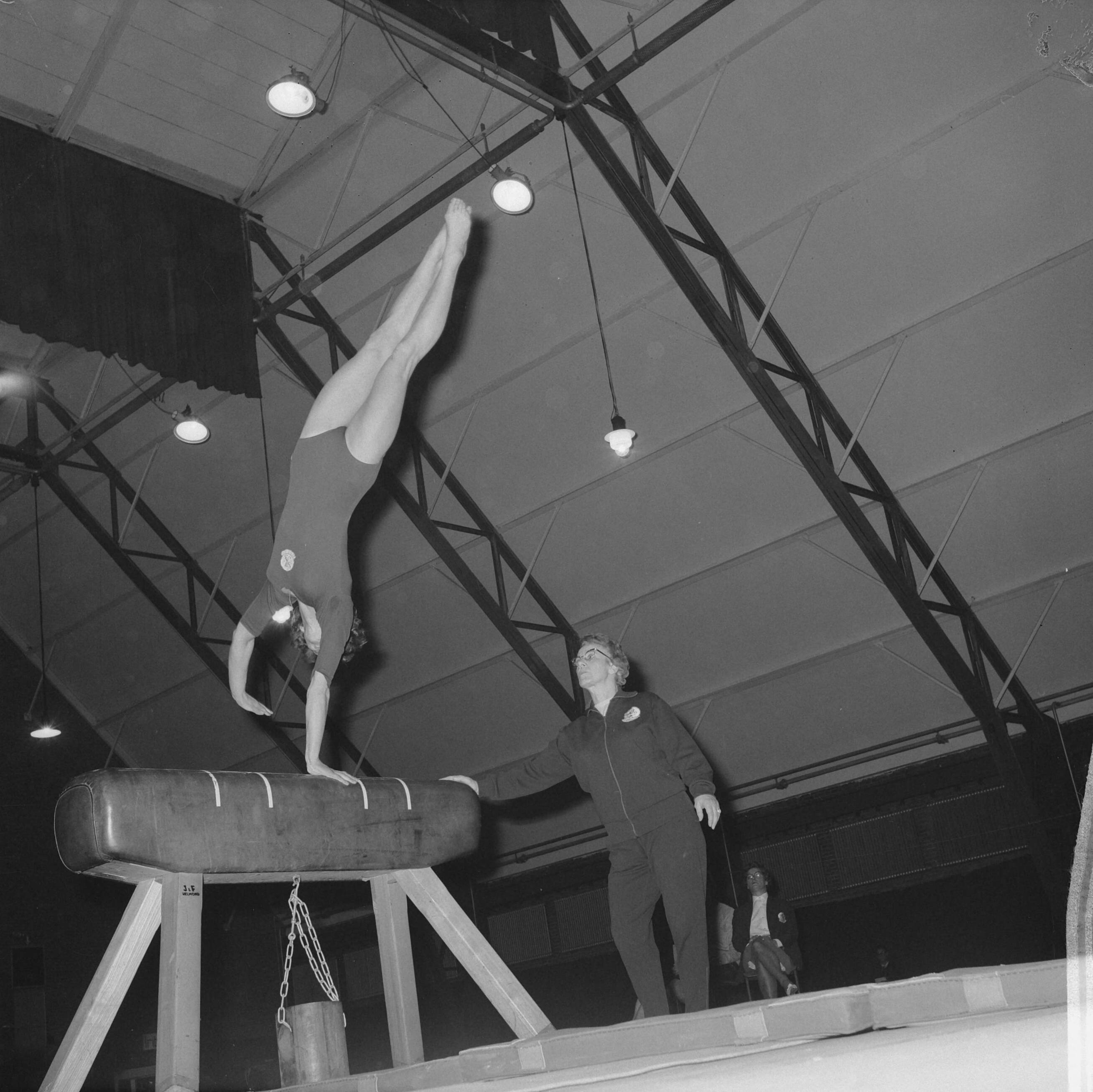 Fotocollectie Anefo — Turninterland Nederland-West-Duitsland in de Centrale Veilinghal te Aalsmeer. Nederlandse turnster bij paardsprong — Foto: Nijs, Jac. de / Anefo. Licentie: Set B: Rechtenvrij / Publiek Domein. Bron: Nationaal Archief. http://hdl.handle.net/10648/aa200636-d0b4-102d-bcf8-003048976d84