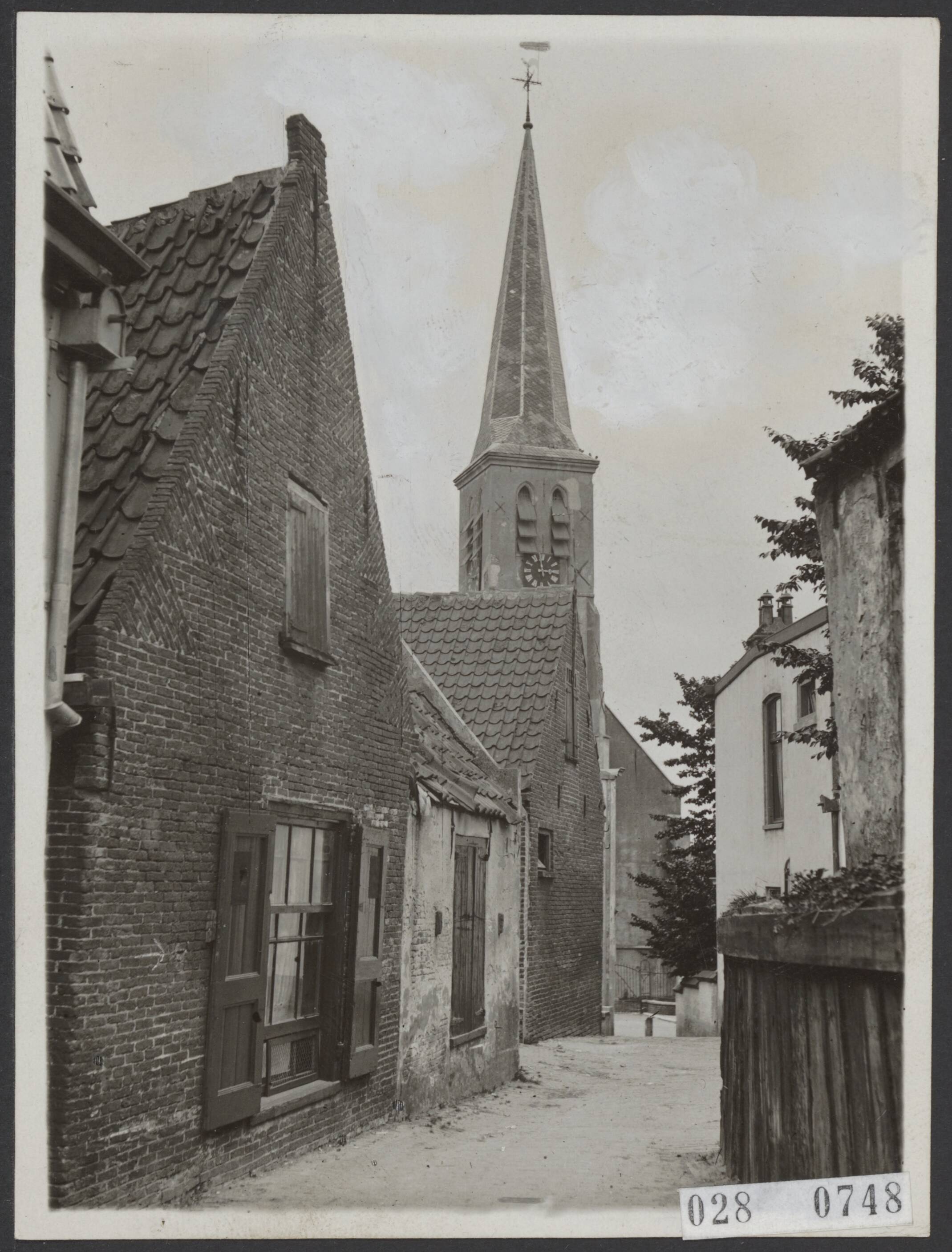 Fotocollectie Elsevier Binnenland — Kerkdwarspad te Zandvoort, met zicht op N.H. Kerk — Foto: Onbekend / Publiek Domein of Rechtenvrij. Licentie: Set B: Rechtenvrij / Publiek Domein. Bron: Nationaal Archief. http://hdl.handle.net/10648/addebc0e-d0b4-102d-bcf8-003048976d84