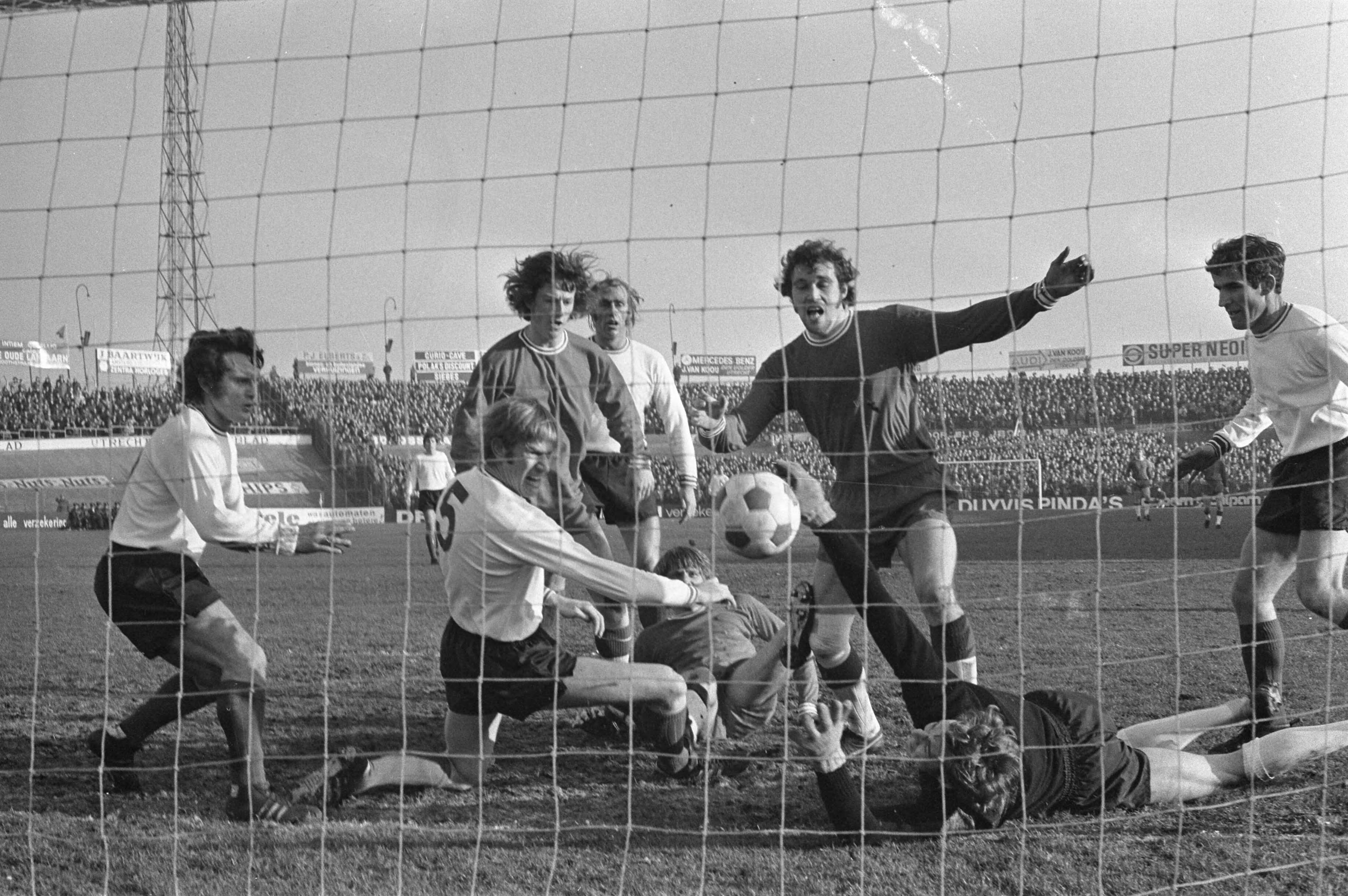 Fotocollectie Anefo — Utrecht tegen PSV, Leo van Veen scoort 1-0 voor Utrecht — Foto: Evers, Joost / Anefo. Licentie: Set B: Rechtenvrij / Publiek Domein. Bron: Nationaal Archief. http://hdl.handle.net/10648/abde33a8-d0b4-102d-bcf8-003048976d84