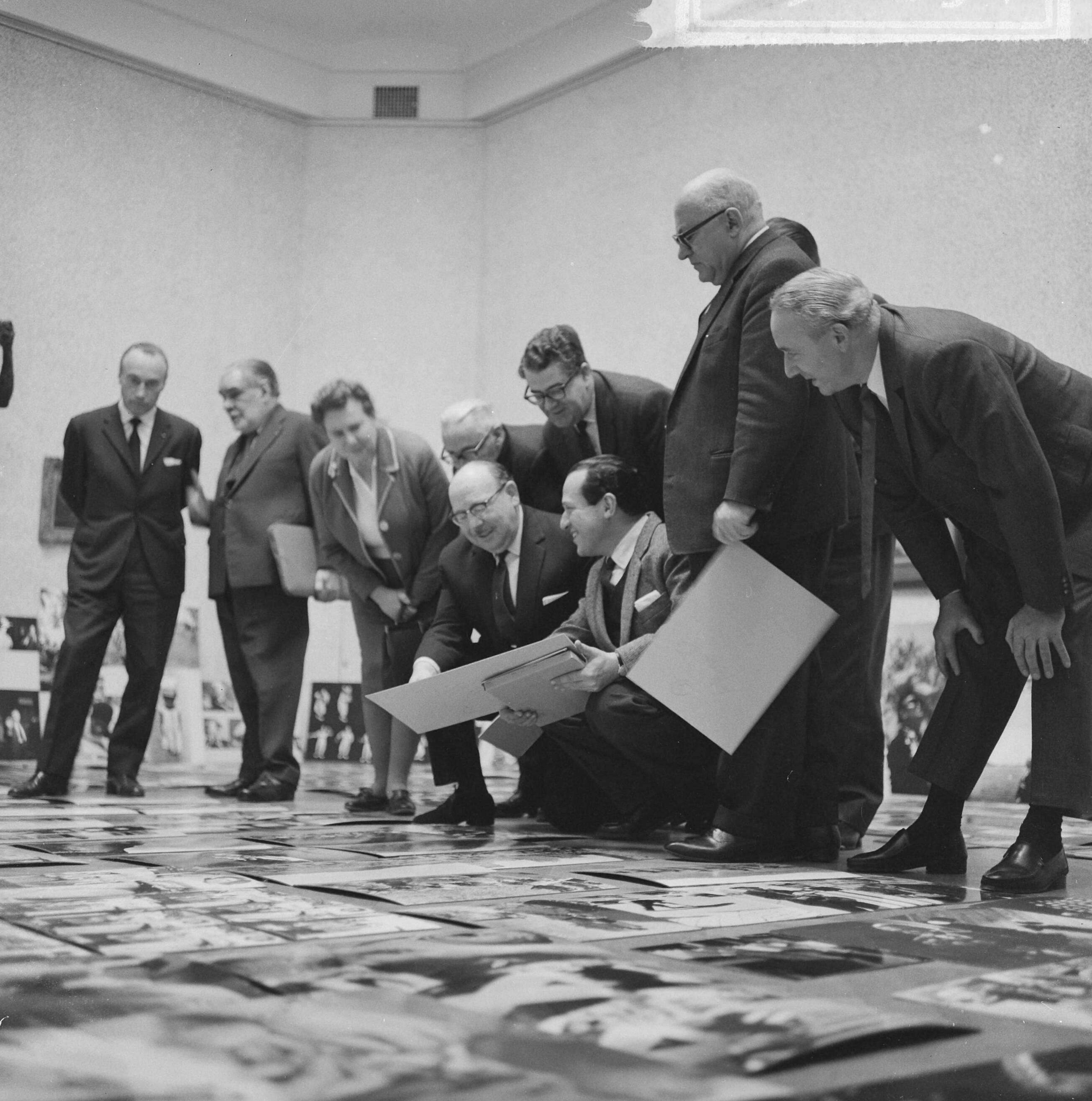 Fotocollectie Anefo — Internationale jury begonnen met beoordeling foto's World Press Photo 1963 in Haags Gemeentemuseum — Foto: Pot, Harry / Anefo. Licentie: Set B: Rechtenvrij / Publiek Domein. Bron: Nationaal Archief. http://hdl.handle.net/10648/aa514192-d0b4-102d-bcf8-003048976d84