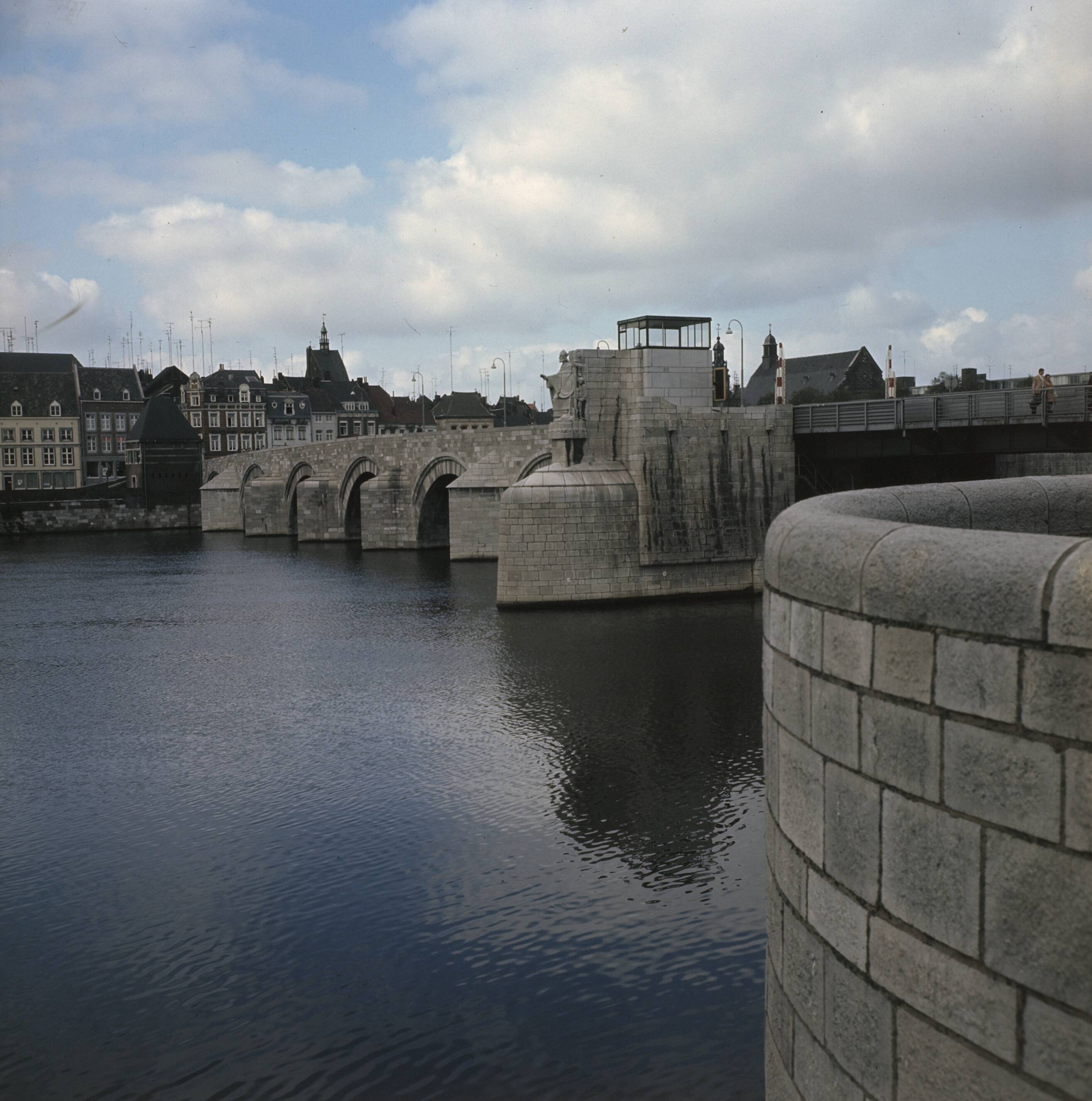 Fotocollectie Anefo — Maastricht: stadsgezichten; St. Servaasbrug — Foto: Nijs, Jac. de / Anefo. Licentie: Set B: Rechtenvrij / Publiek Domein. Bron: Nationaal Archief. http://hdl.handle.net/10648/ad8e93e6-d0b4-102d-bcf8-003048976d84