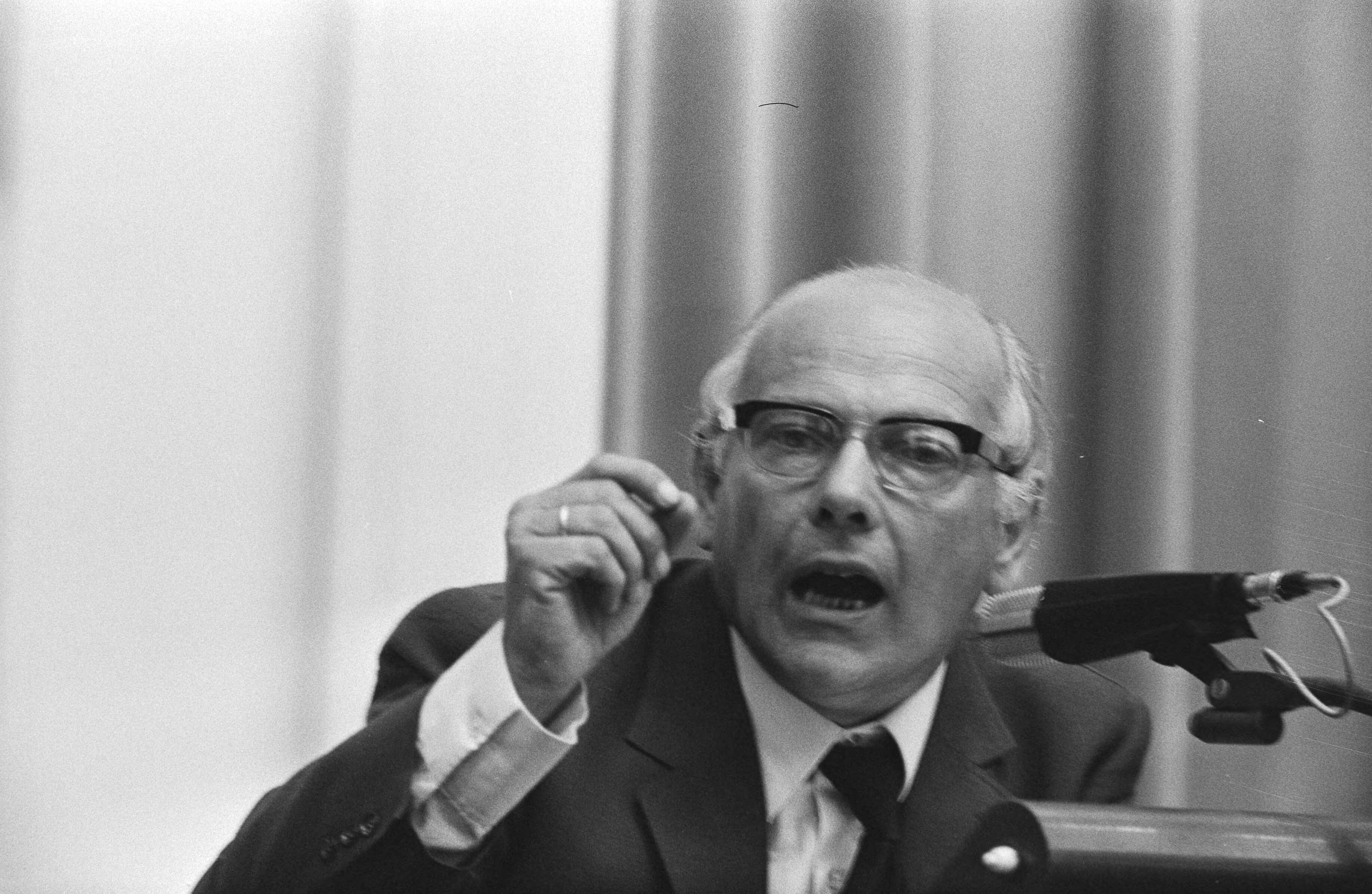 Fotocollectie Anefo — Tweede Kamer , fractievoorzitters reageren op regeringsverklaring, Den Uyl spreekt — Foto: Mieremet, Rob / Anefo. Licentie: Set B: Rechtenvrij / Publiek Domein. Bron: Nationaal Archief. http://hdl.handle.net/10648/abc8d3aa-d0b4-102d-bcf8-003048976d84