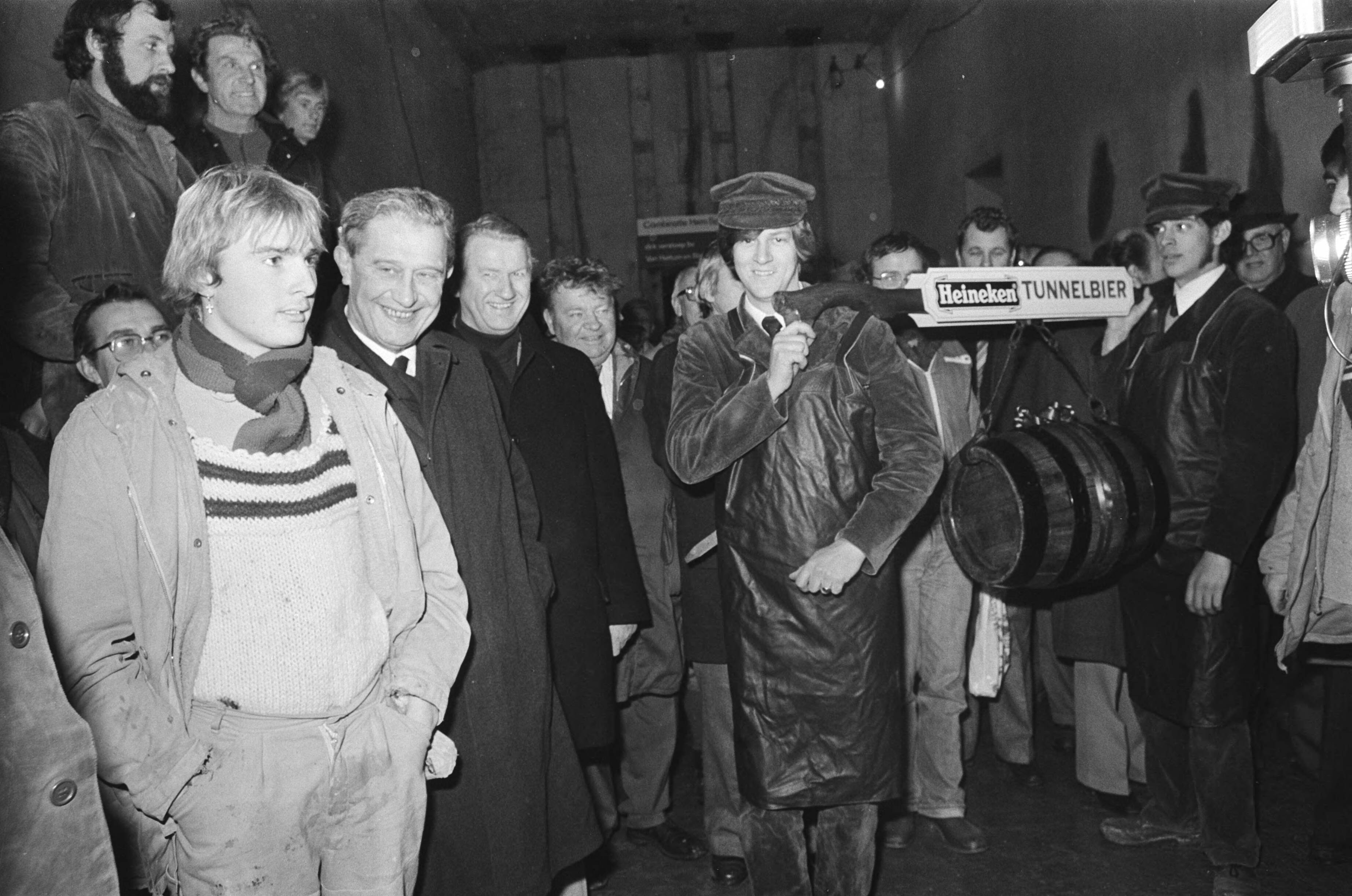 Fotocollectie Anefo — Minister Tuijnman bezoekt Hemspoortunnel; op het diepste punt kreeg minister Tuijnman een vat tunnelbier aangebod — Foto: Pereira, Fernando / Anefo. Licentie: Set B: Rechtenvrij / Publiek Domein. Bron: Nationaal Archief. http://hdl.handle.net/10648/acc26500-d0b4-102d-bcf8-003048976d84