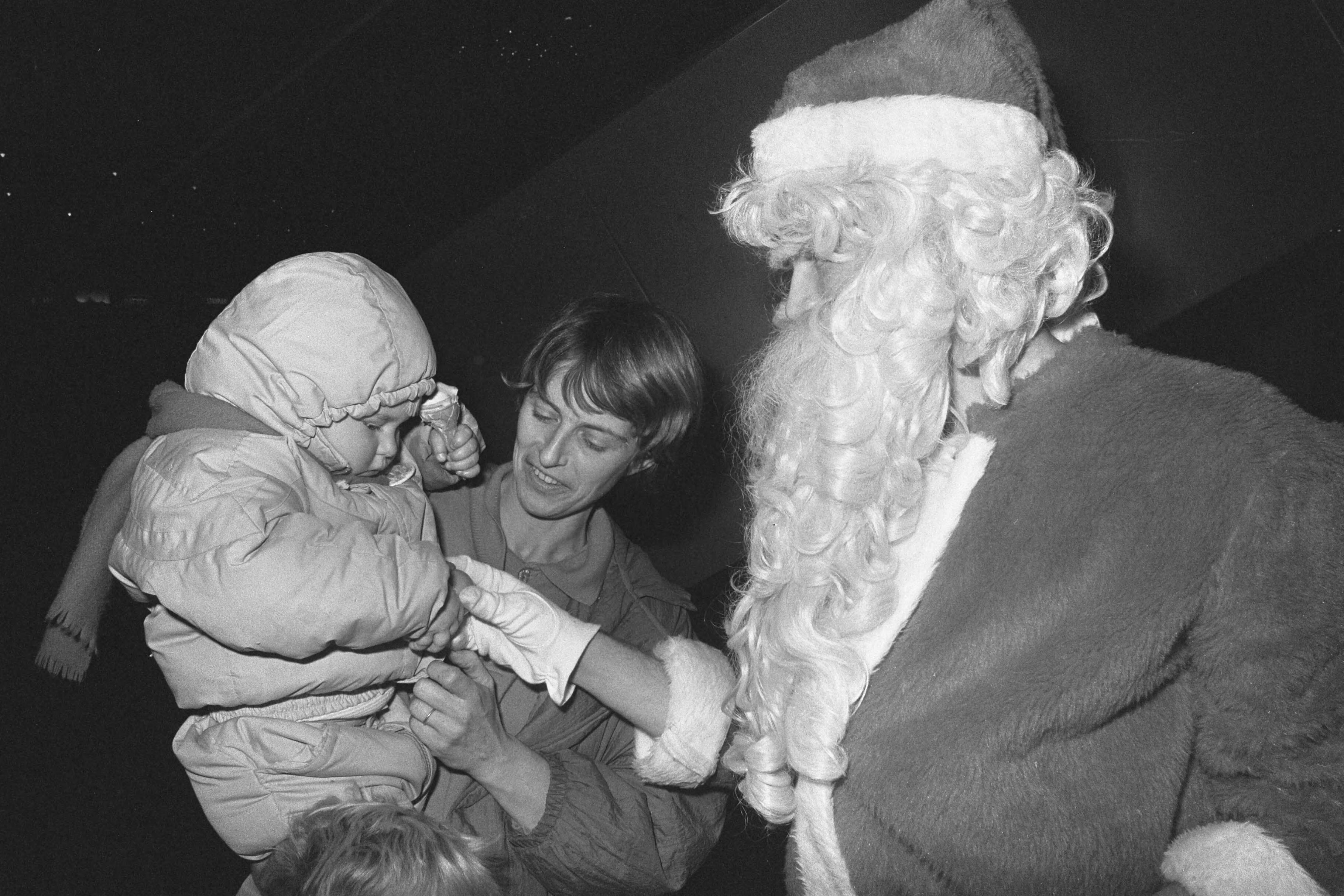 Fotocollectie Anefo — Levende kerststal in winkelcentrum Babylon in Den Haag ; kerstman bij moeder en kind in Babylon — Foto: Croes, Rob C. / Anefo. Licentie: Set B: Rechtenvrij / Publiek Domein. Bron: Nationaal Archief. http://hdl.handle.net/10648/ad5afdd8-d0b4-102d-bcf8-003048976d84