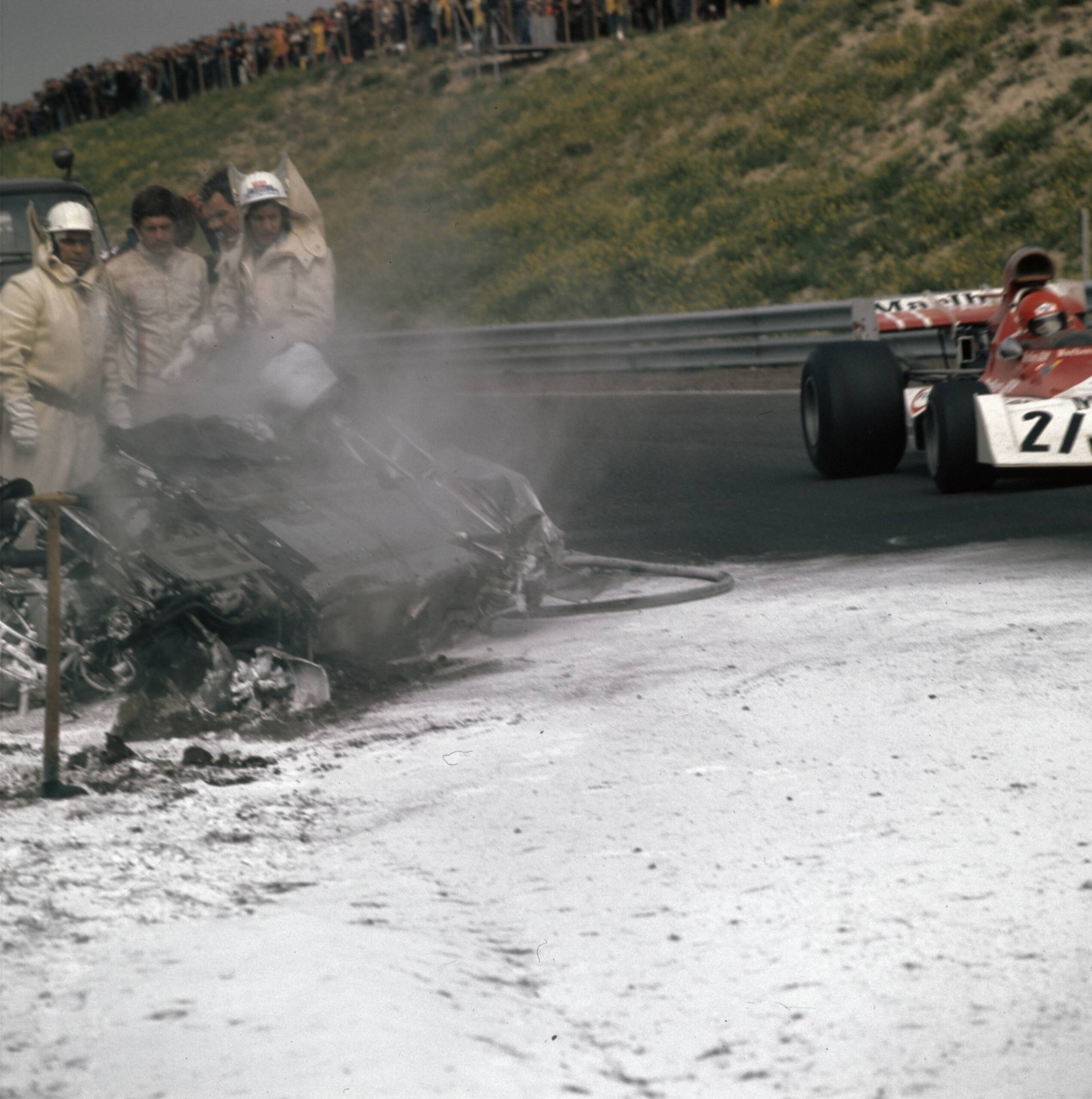 Fotocollectie Anefo — Grand Prix van Nederland op circuit Zandvoort; o.a. verongelukte racewagen van Roger Williamson — Foto: Mieremet, Rob / Anefo. Licentie: Set B: Rechtenvrij / Publiek Domein. Bron: Nationaal Archief. http://hdl.handle.net/10648/ad92de92-d0b4-102d-bcf8-003048976d84