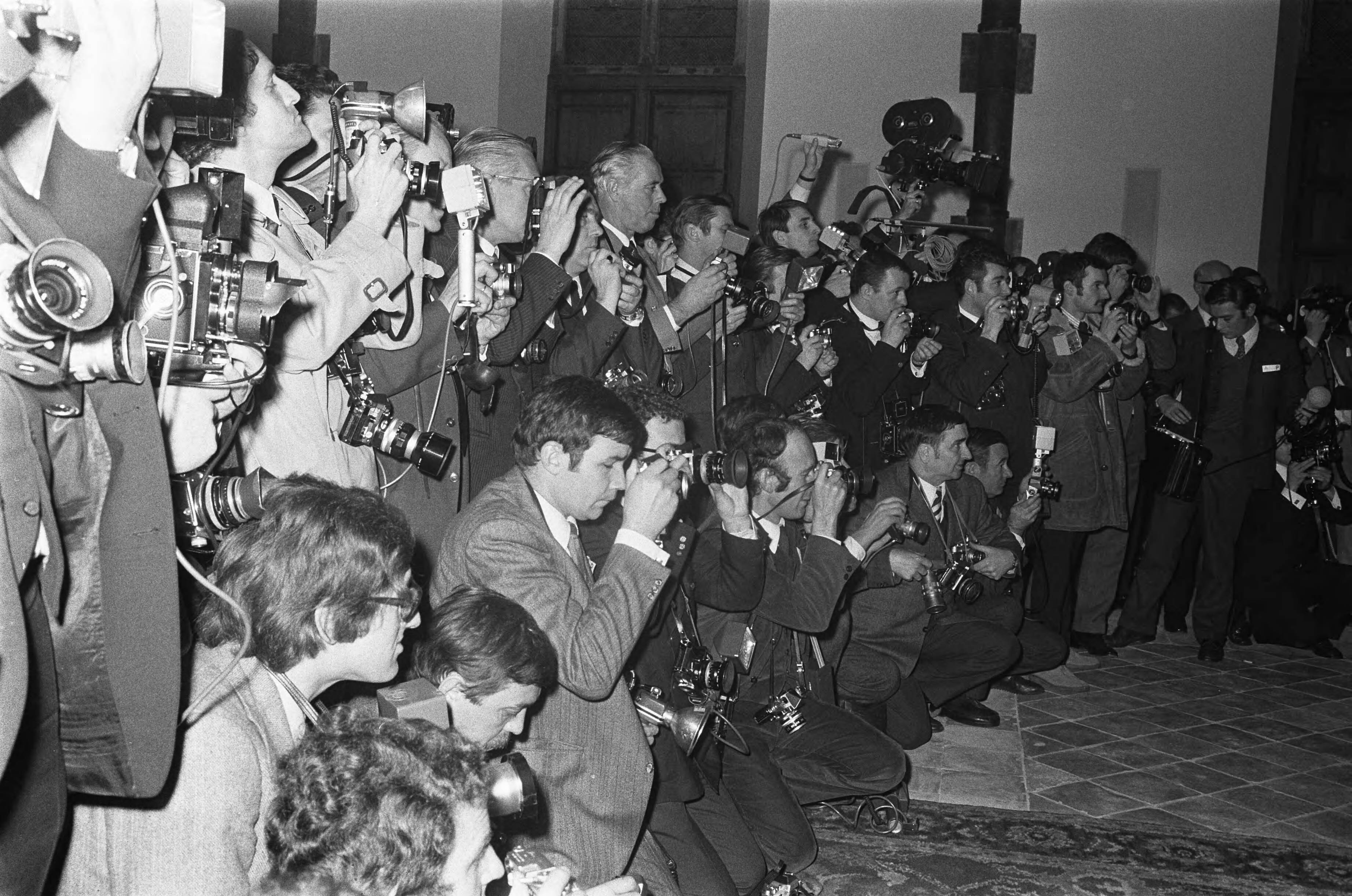 Fotocollectie Anefo — EEG-Topconferentie in Den Haag . Opening. Nummer 11 Groep fotografen, nummer 12 zie 230353 — Foto: Koch, Eric / Anefo. Licentie: Set B: Rechtenvrij / Publiek Domein. Bron: Nationaal Archief. http://hdl.handle.net/10648/ab841c74-d0b4-102d-bcf8-003048976d84
