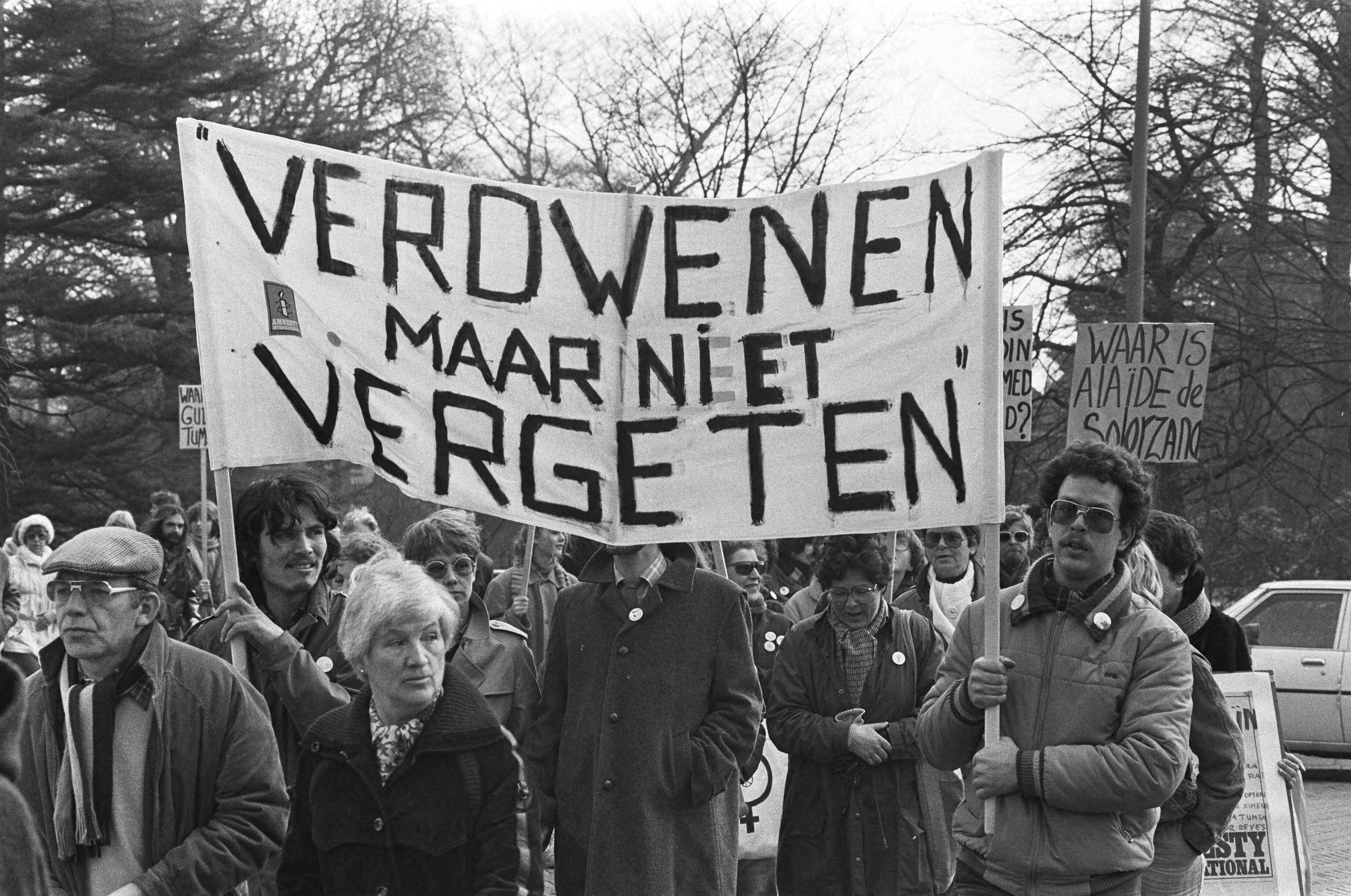 Fotocollectie Anefo — Demonstratie in Hilversum tegen verdwijningen. De demonstranten met spandoek "Verdwenen maar niet vergeten" en borden met namen van verdwenen mensen — Foto: Antonisse, Marcel / Anefo. Licentie: Set B: Rechtenvrij / Publiek Domein. Bron: Nationaal Archief. http://hdl.handle.net/10648/ad130e74-d0b4-102d-bcf8-003048976d84