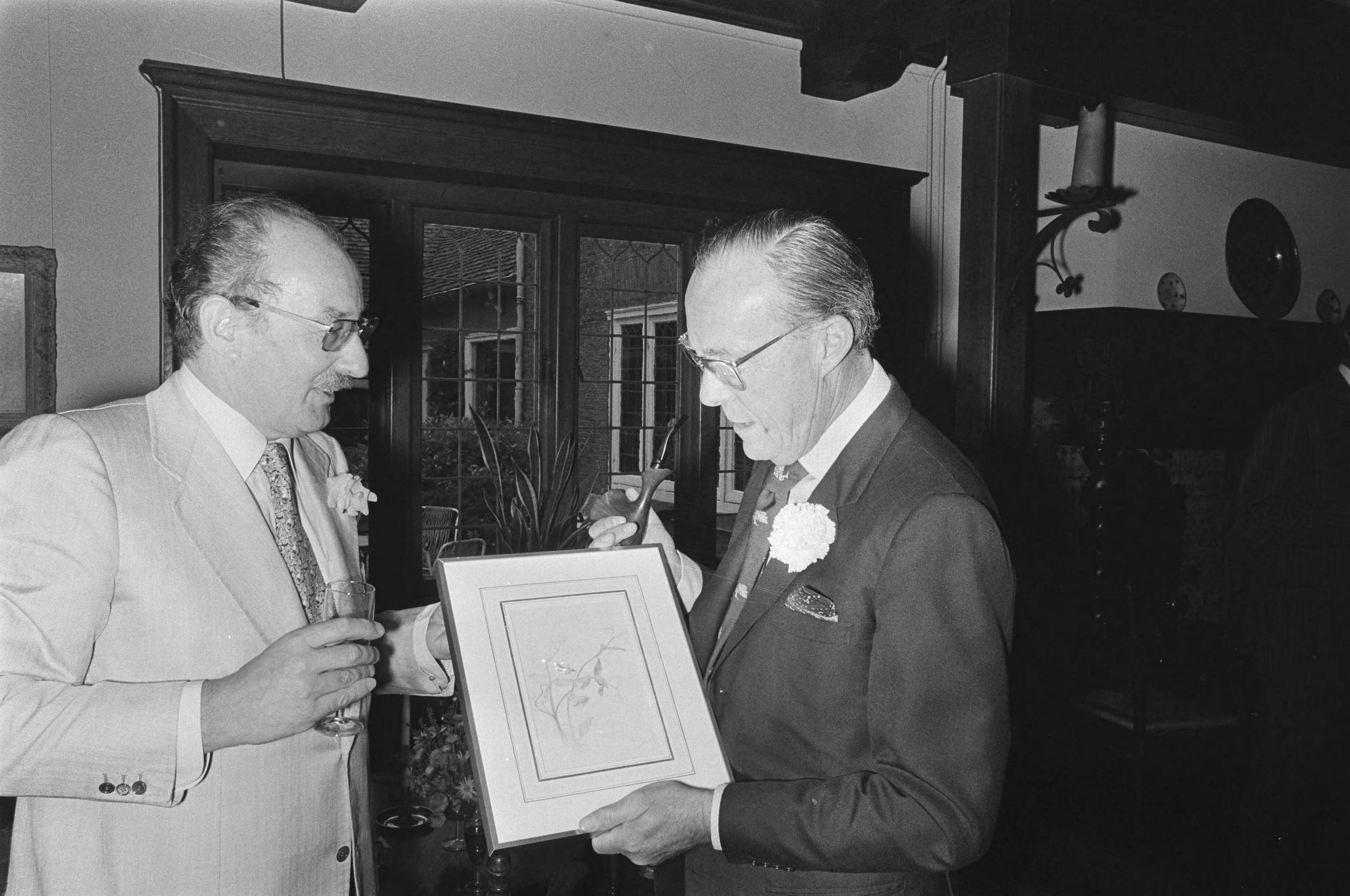Fotocollectie Anefo — Prins Bernhard opent tentoonstelling "Lathyrus en zomerbloemen" in Singermuseum in Laren; Prins Bernhard neemt iets in ontvangst — Foto: Peters, Hans / Anefo. Licentie: Set B: Rechtenvrij / Publiek Domein. Bron: Nationaal Archief. http://hdl.handle.net/10648/ac9ee210-d0b4-102d-bcf8-003048976d84