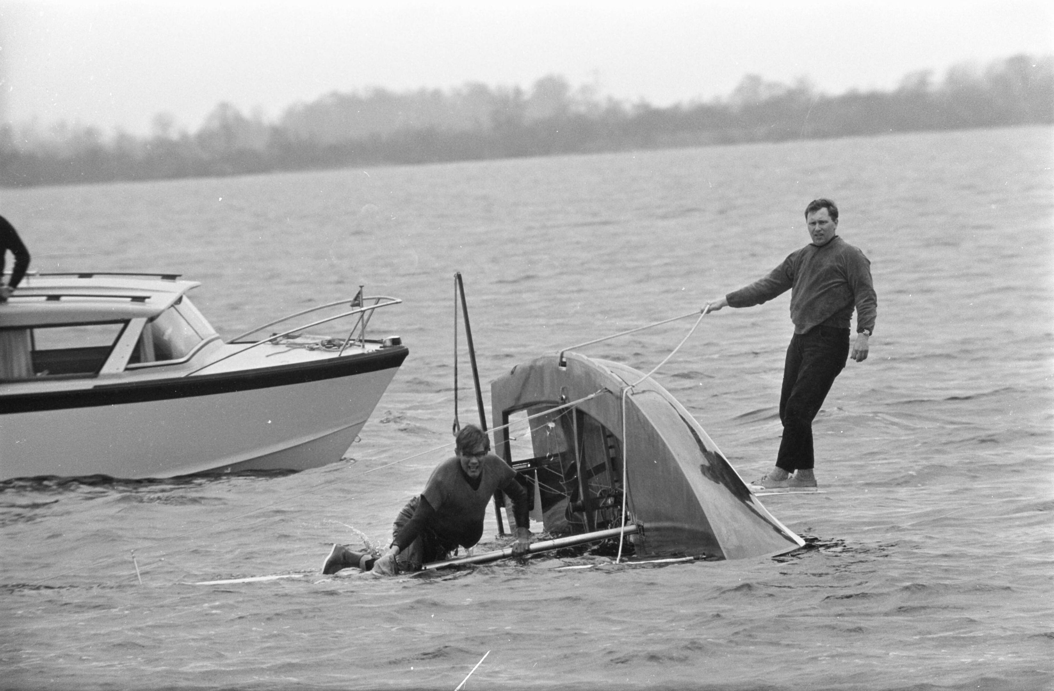 Fotocollectie Anefo — Paasregatta, zeilwedstrijden te Loosdrecht. Omgeslagen Flying Dutchman — Foto: Kroon, Ron / Anefo. Licentie: Set B: Rechtenvrij / Publiek Domein. Bron: Nationaal Archief. http://hdl.handle.net/10648/ab3cdf12-d0b4-102d-bcf8-003048976d84