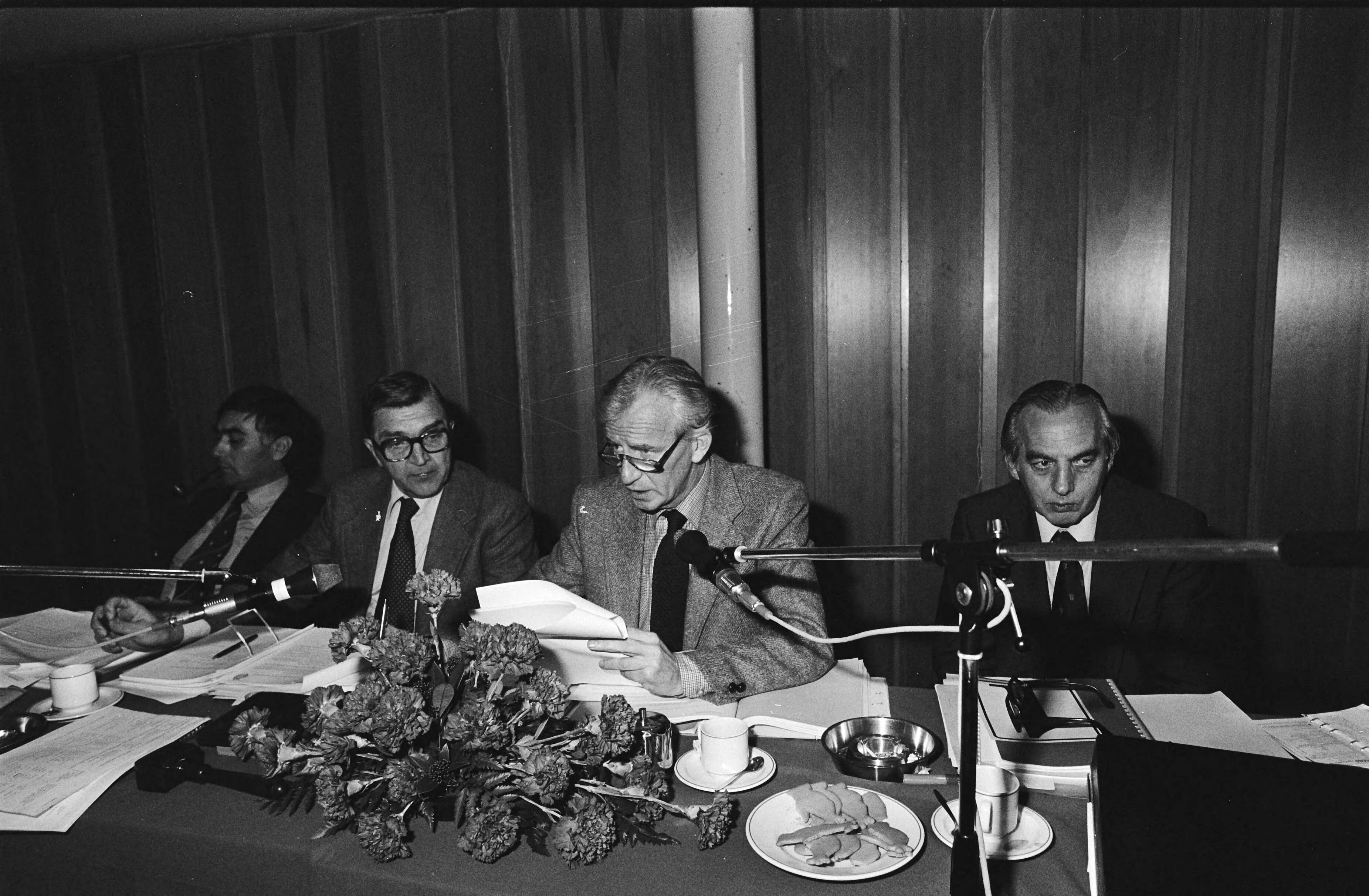 Fotocollectie Anefo — In Hilversum vergaderde de VARA verenigingsraad. Vlnr. H. van Wijk (omroepsecretaris), J. Mulder (secretaris-penningmeester), A.H. Kloos (voorzitter) en J de Troye (programmacommissaris NOS) — Foto: Dijk, Hans van / Anefo. Licentie: Set B: Rechtenvrij / Publiek Domein. Bron: Nationaal Archief. http://hdl.handle.net/10648/acbf487a-d0b4-102d-bcf8-003048976d84