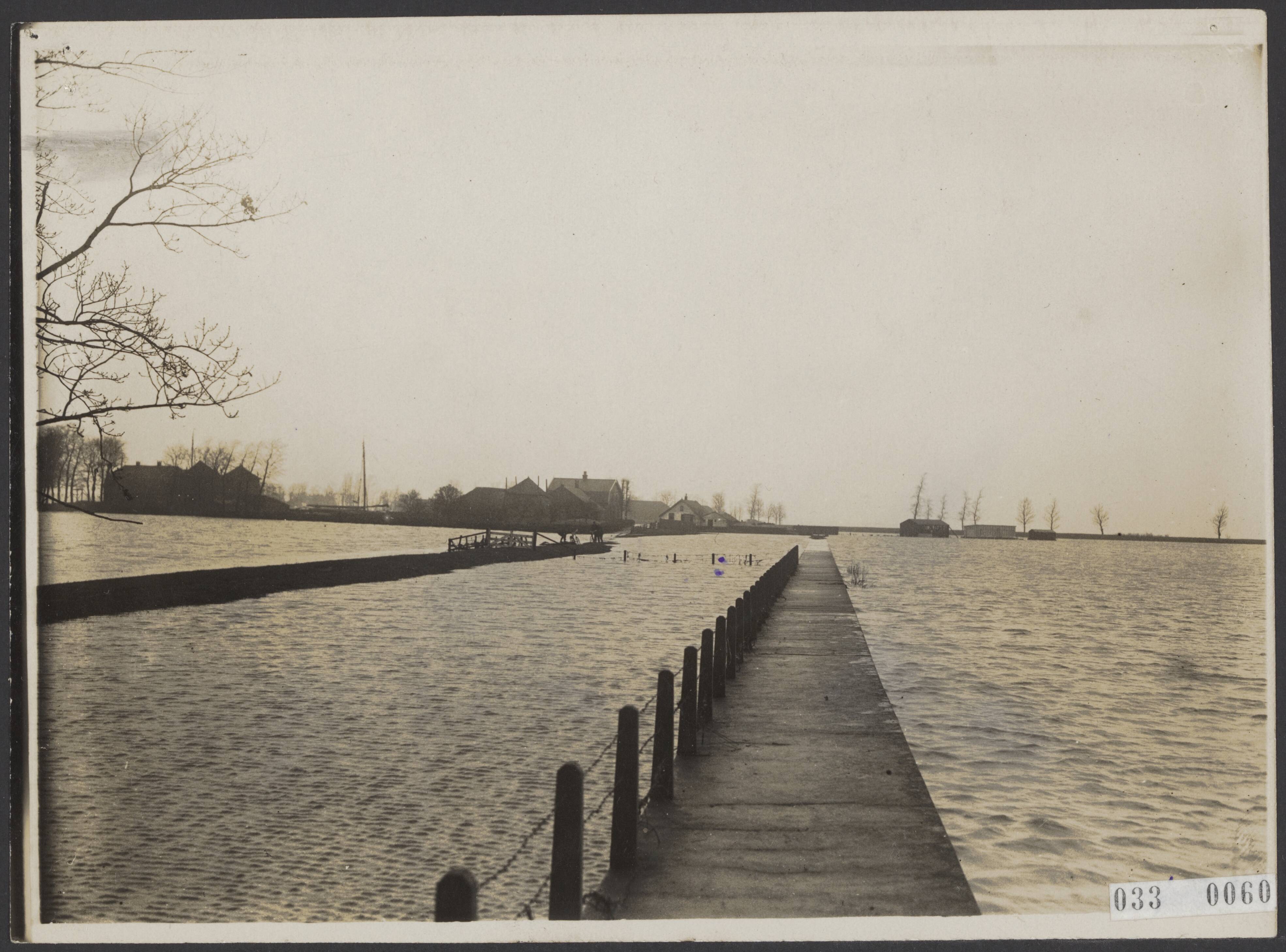 Fotocollectie Elsevier Binnenland — Overstroming van de weg Baarn-Eemnes — Foto: N.V. Vereenigde Fotobureaux. Licentie: Set B: Rechtenvrij / Publiek Domein. Bron: Nationaal Archief. http://hdl.handle.net/10648/ade5c210-d0b4-102d-bcf8-003048976d84