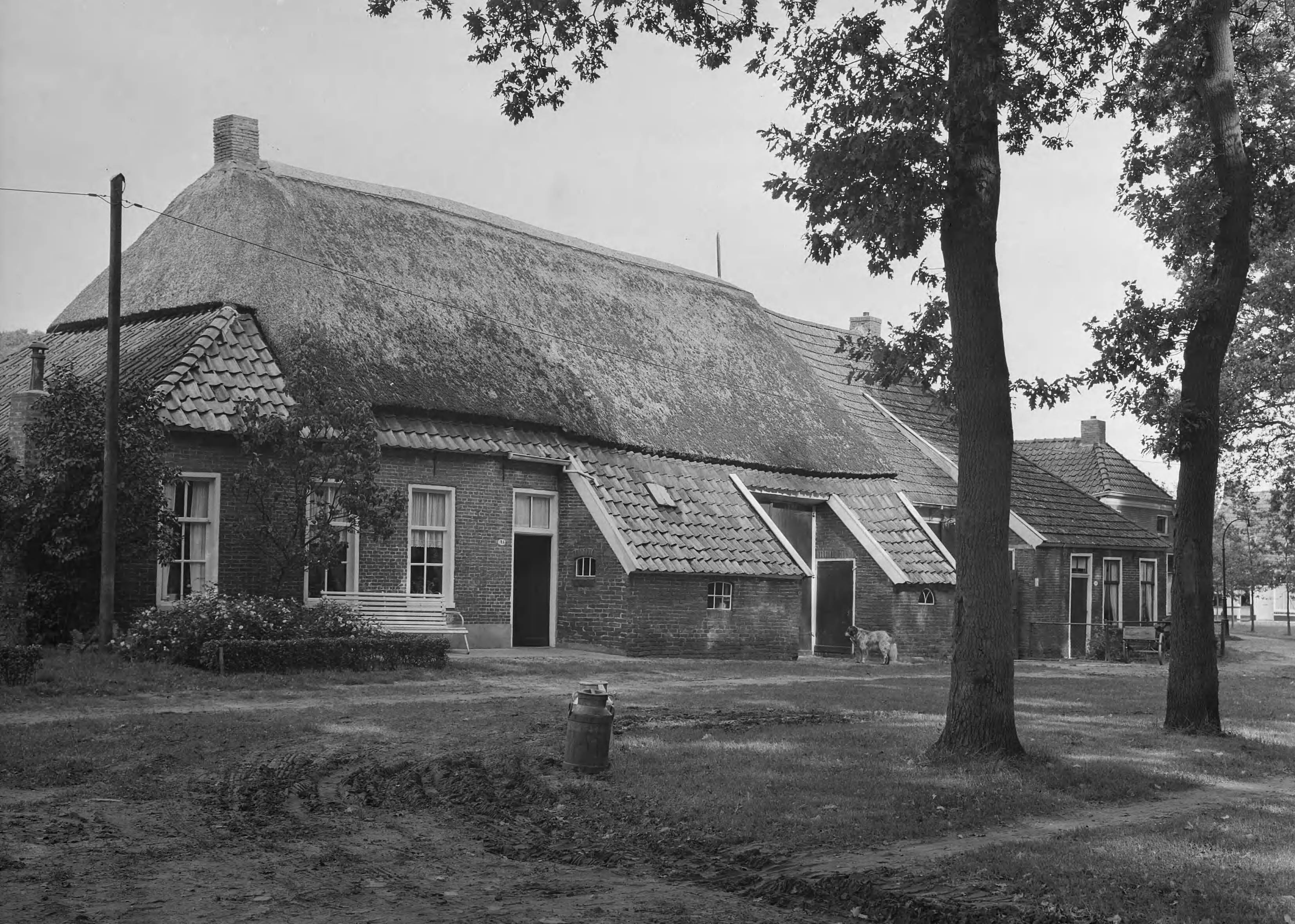Fotocollectie Nederlandse Heidemaatschappij — Oude boerderij te Zuid-Laren — Foto: Eyssen, [...] / Heidemij. Licentie: Set B: Rechtenvrij / Publiek Domein. Bron: Nationaal Archief. http://hdl.handle.net/10648/ae77a518-d0b4-102d-bcf8-003048976d84