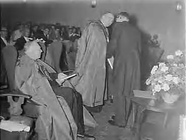 Fotocollectie Anefo — Viering Gouden Feest van de Interdiocesane Katholieke Middenstandsbond in het Concertgebouw Haarlem — Foto: Rossem, Wim van / Anefo. Licentie: Set B: Rechtenvrij / Publiek Domein. Bron: Nationaal Archief. http://hdl.handle.net/10648/a9604c74-d0b4-102d-bcf8-003048976d84
