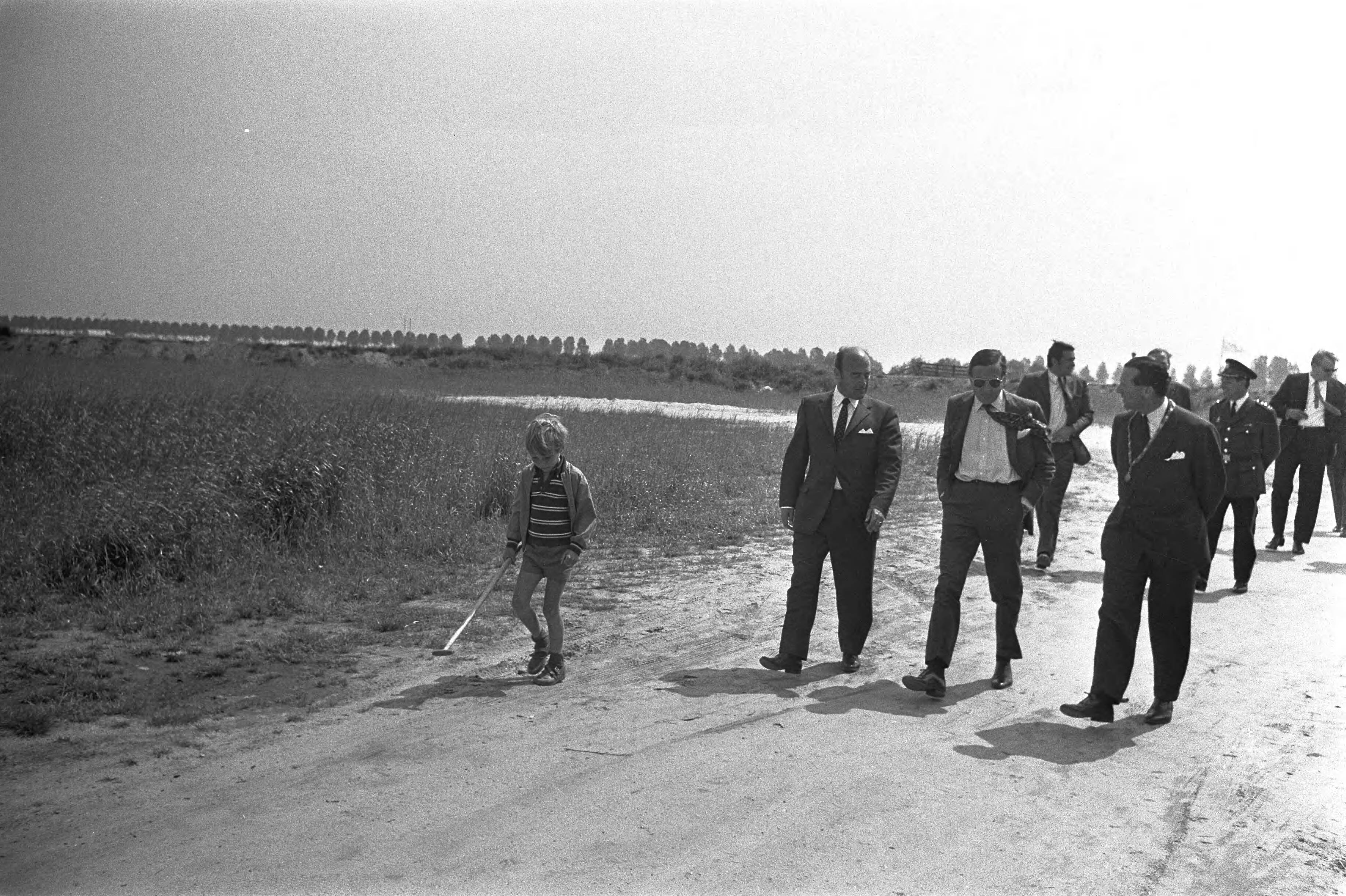 Bezoek van prins Claus aan Alphen aan den Rijn en Gouda — Wandeling van onder anderen prins Claus (m) en burgemeester R.M. Gallas van Alphen aan den Rijn (r) — Foto: Fotograaf Onbekend / Anefo. Licentie: Set B: Rechtenvrij / Publiek Domein. Bron: Nationaal Archief. http://hdl.handle.net/10648/abc1e950-d0b4-102d-bcf8-003048976d84
