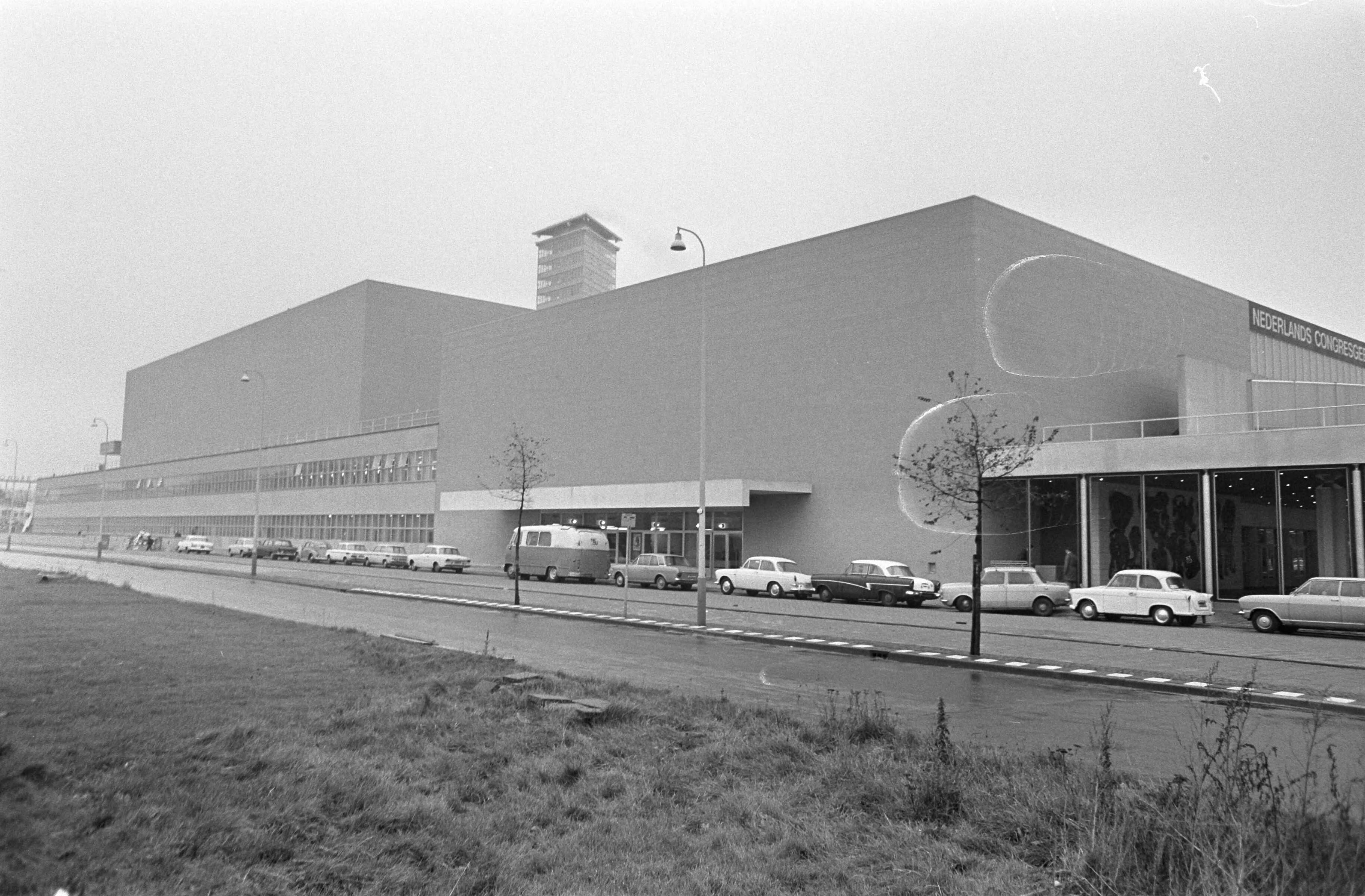 Fotocollectie Anefo — Congresgebouw Den Haag exterieur — Foto: Nijs, Jac. de / Anefo. Licentie: Set B: Rechtenvrij / Publiek Domein. Bron: Nationaal Archief. http://hdl.handle.net/10648/ab554cb4-d0b4-102d-bcf8-003048976d84