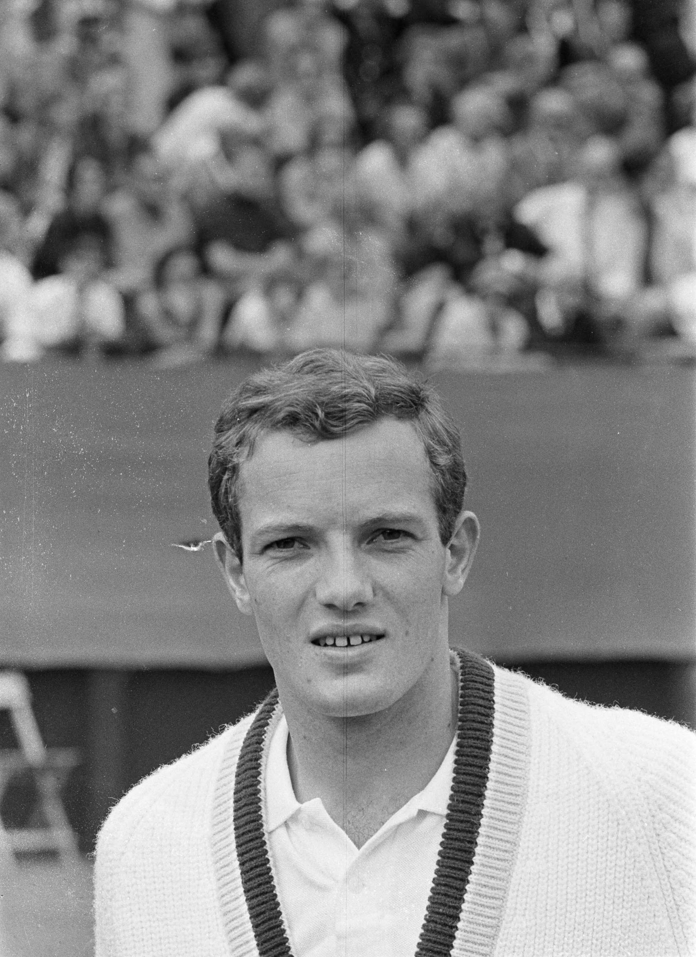 Fotocollectie Anefo — Tennis op de METS-banen in Den Haag, Tom Okker — Foto: Pot, Harry / Anefo (1). Licentie: Set B: Rechtenvrij / Publiek Domein. Bron: Nationaal Archief. http://hdl.handle.net/10648/aa6fc068-d0b4-102d-bcf8-003048976d84