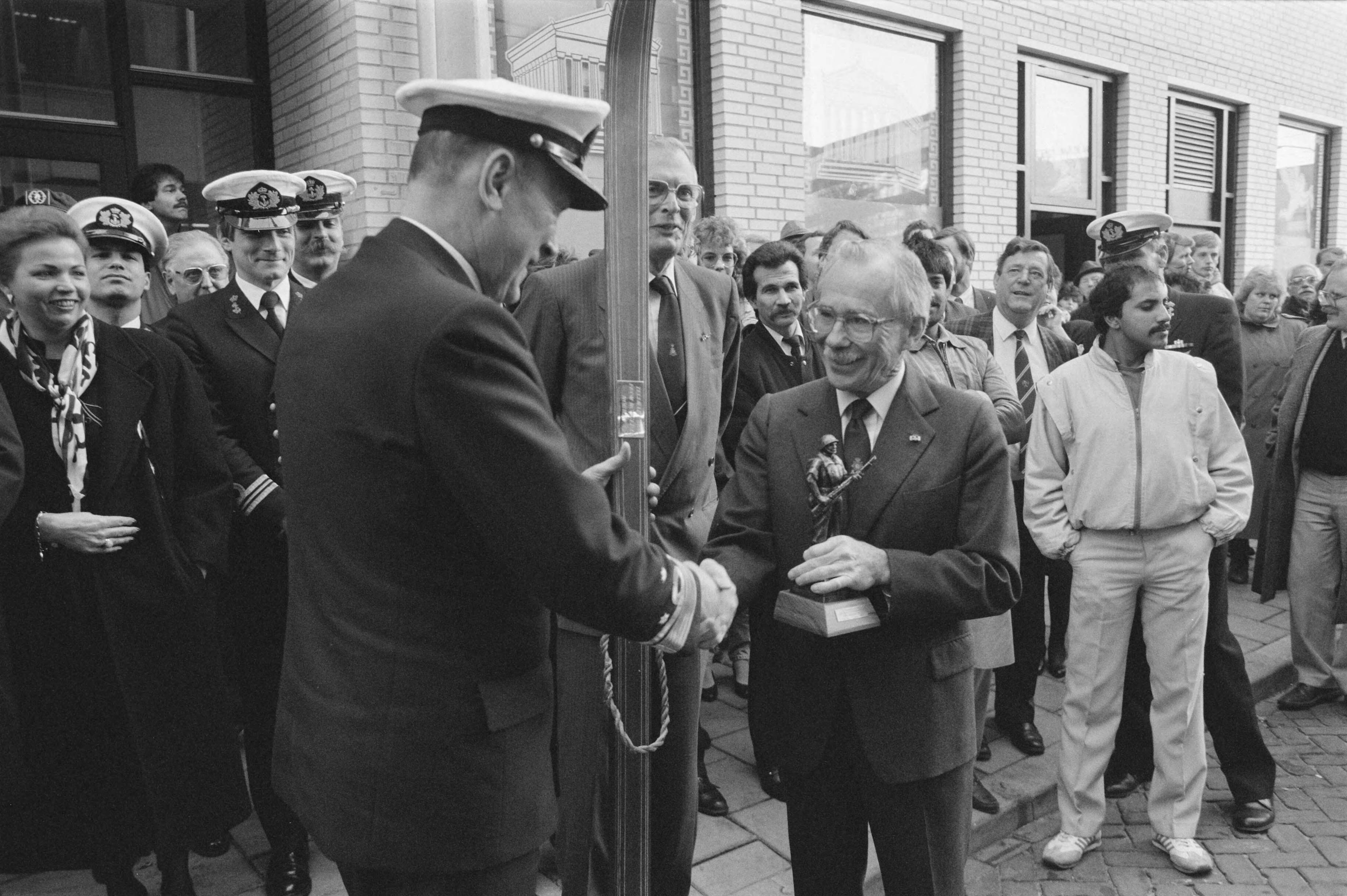 Fotocollectie Anefo — Opening tentoonstelling winteroefening mariniers in Den Haag — Foto: Croes, Rob C. / Anefo. Licentie: Set B: Rechtenvrij / Publiek Domein. Bron: Nationaal Archief. http://hdl.handle.net/10648/ad678fa8-d0b4-102d-bcf8-003048976d84