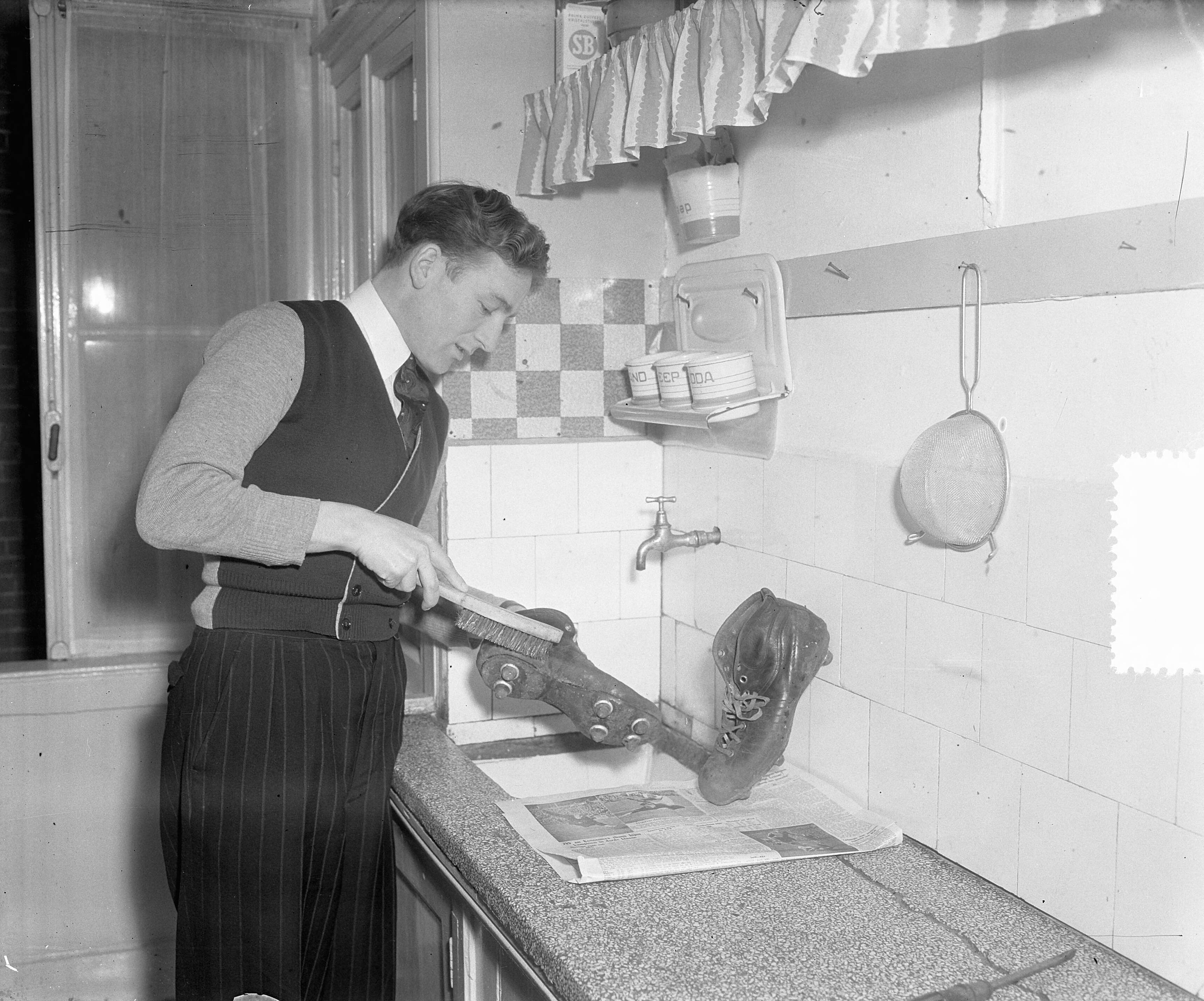Reportage voetballer Louis Biesbrouck — Voetballer Louis Biesbrouck thuis in Haarlem.. Maakt zijn voetbalschoenen schoon — Foto: Duinen, H. van / Anefo. Licentie: Set B: Rechtenvrij / Publiek Domein. Bron: Nationaal Archief. http://hdl.handle.net/10648/a8f4a1f4-d0b4-102d-bcf8-003048976d84