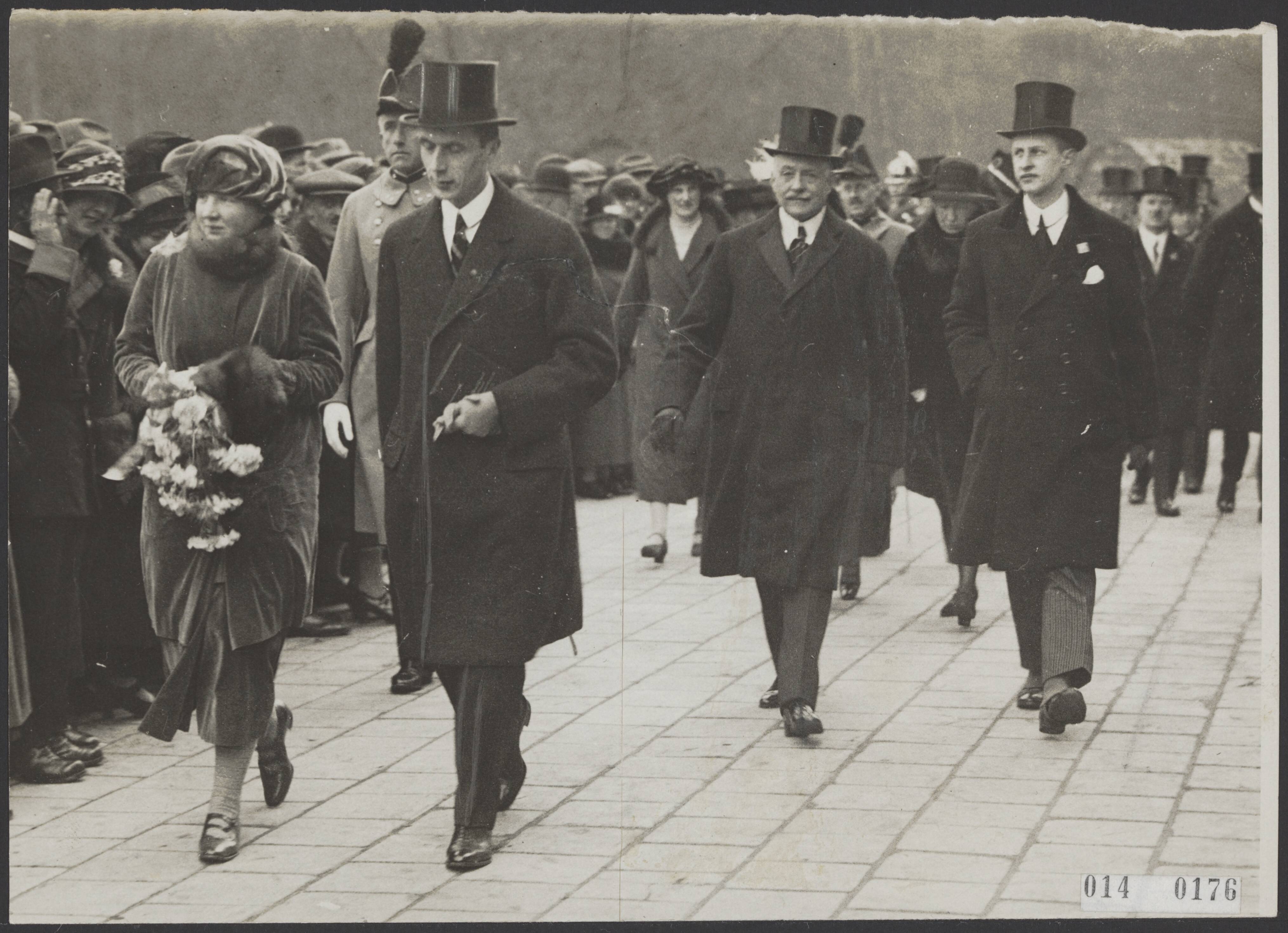 Fotocollectie Elsevier Binnenland — Prinses Juliana bezoekt de Internationale Bloemententoonstelling te Heemstede — Foto: N.V. Vereenigde Fotobureaux. Licentie: Set B: Rechtenvrij / Publiek Domein. Bron: Nationaal Archief. http://hdl.handle.net/10648/adafd362-d0b4-102d-bcf8-003048976d84