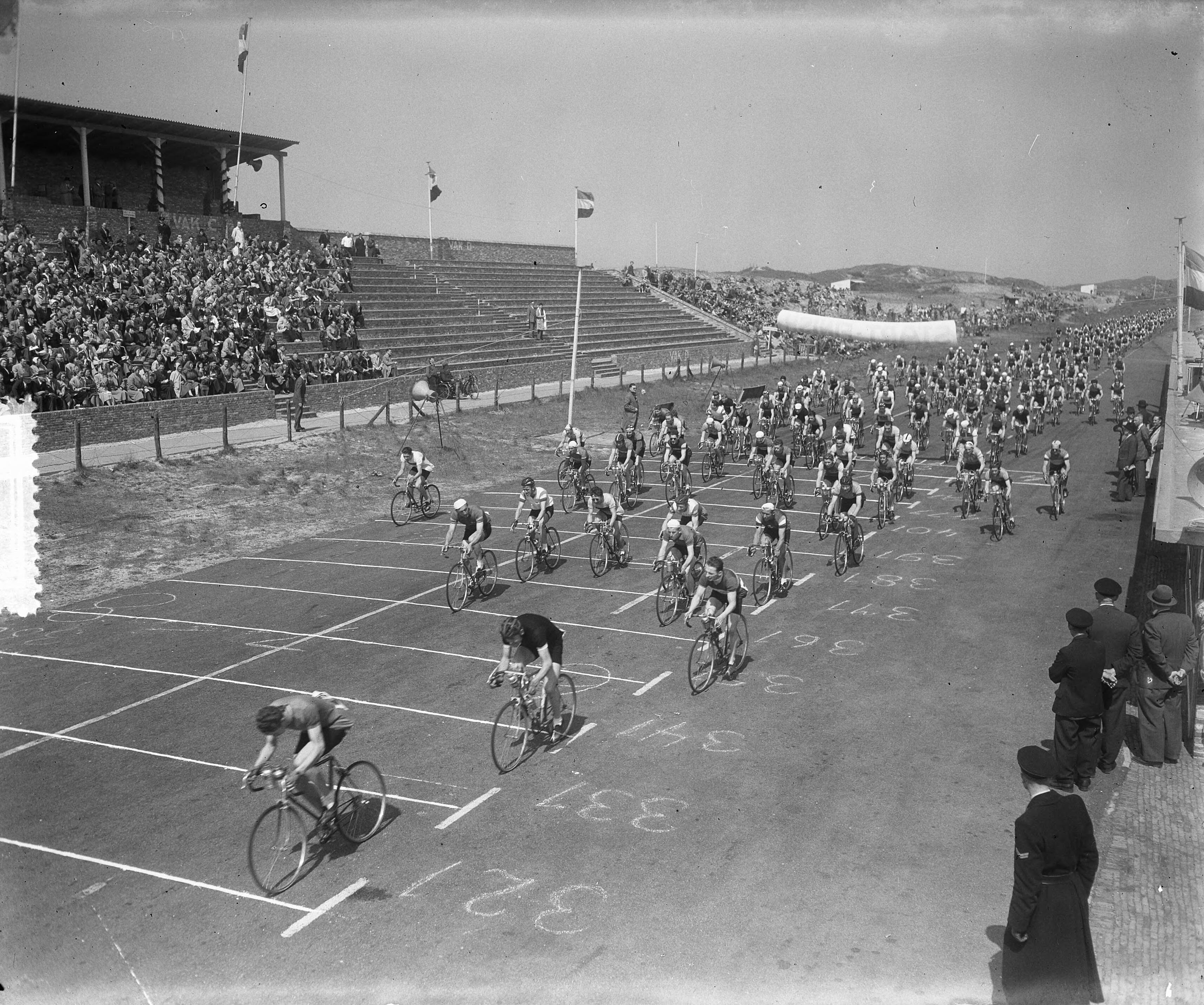 Fotocollectie Anefo — Wielerfestijn op Circuit van Zandvoort ter gelegenheid van het KNWU-jubileum — Foto: Pot, Harry / Anefo. Licentie: Set B: Rechtenvrij / Publiek Domein. Bron: Nationaal Archief. http://hdl.handle.net/10648/a90b4e18-d0b4-102d-bcf8-003048976d84