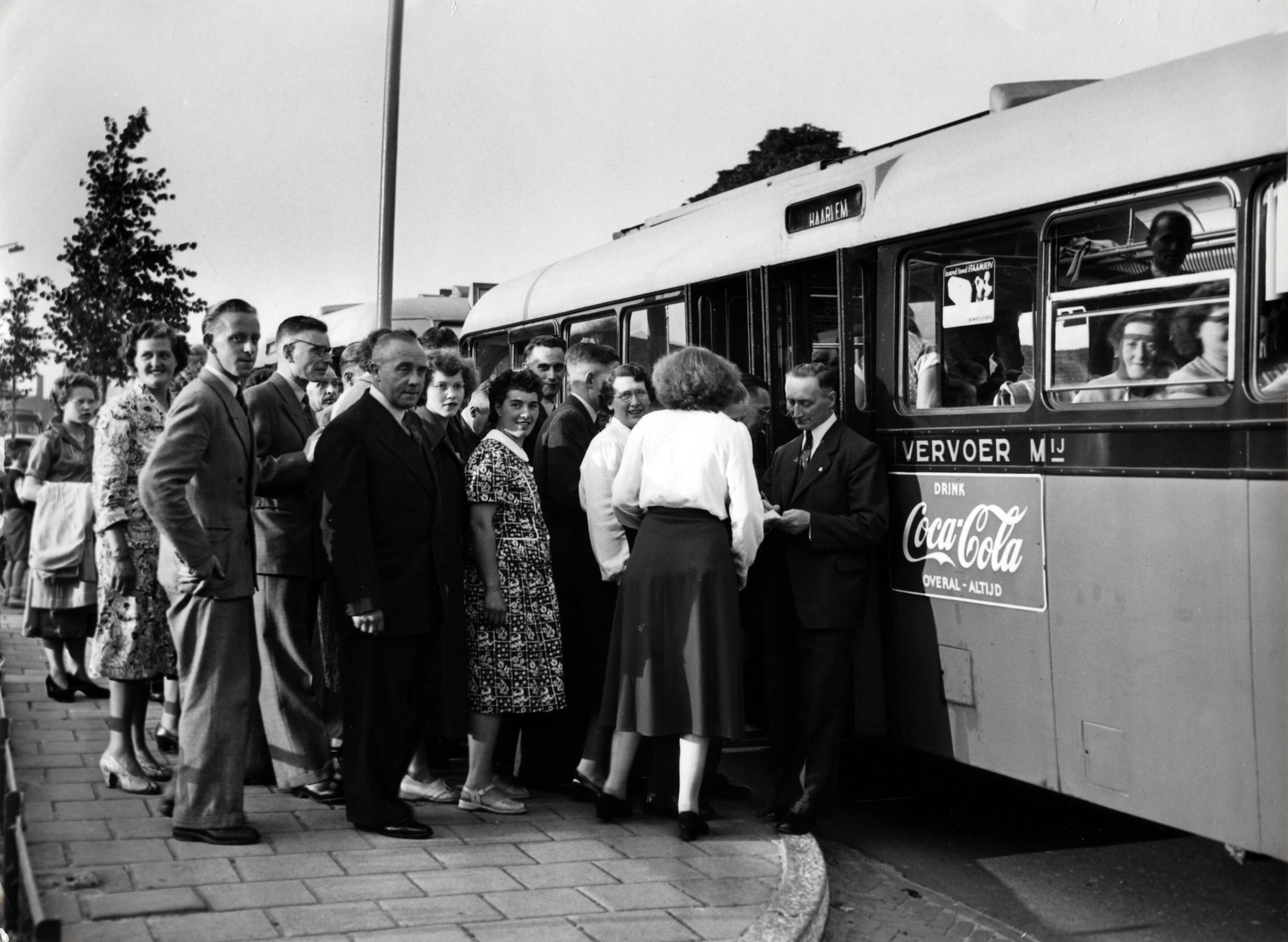 Drukkerij Spaarnestad — [40-jarig jubileum N.V. De Spaarnestad] [feestavond in de Stadsschouwburg] [personeel stapt in een bus die hen naar de Stadsschouwburg zal brengen] — Foto: Fotograaf Onbekend / Fotobureau onbekend / Spaarnestad Photo (05887). Licentie: Set B: Rechtenvrij / Publiek Domein. Bron: Nationaal Archief. http://hdl.handle.net/10648/35429da6-3a19-a382-e063-6df0900a6686