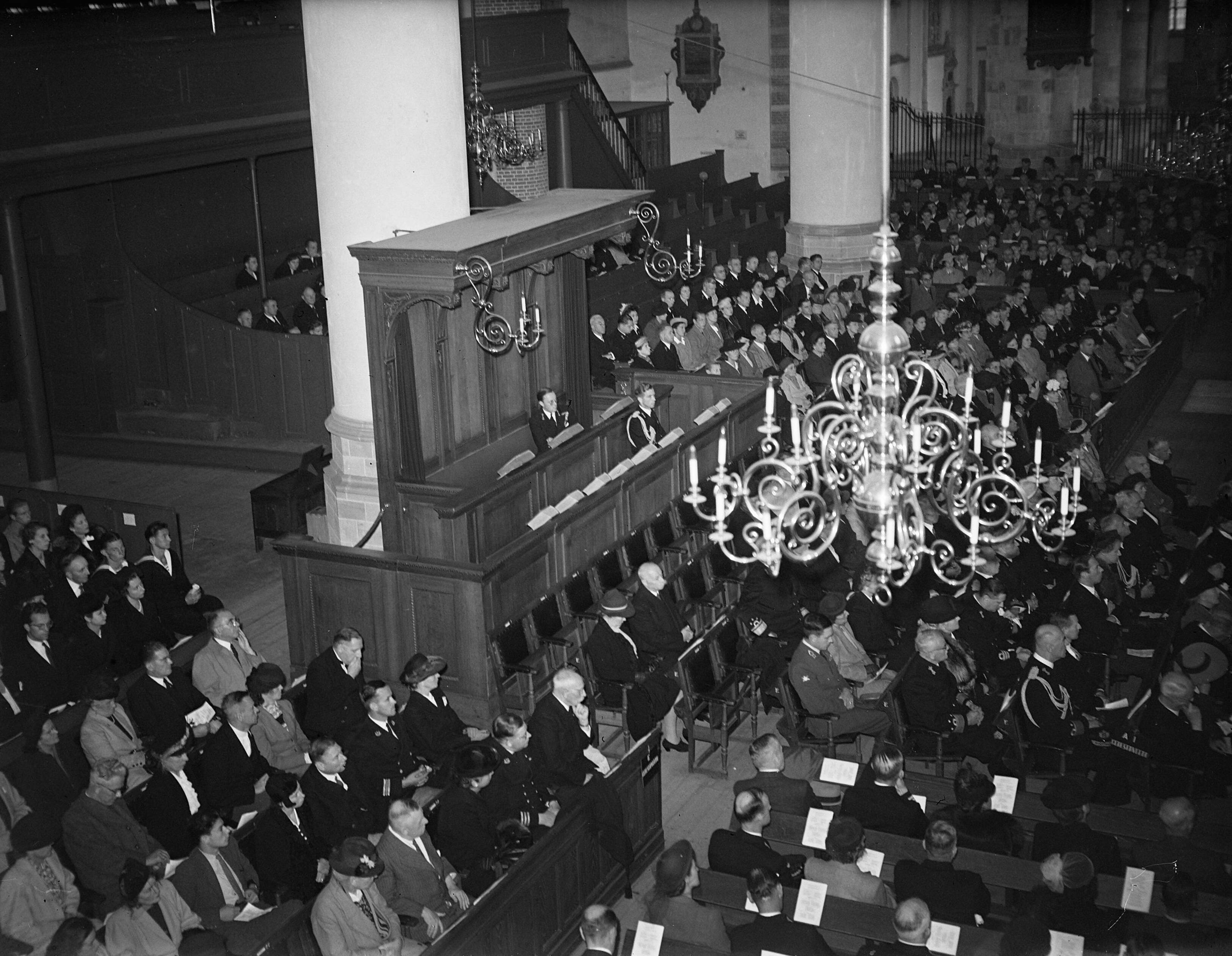 Fotocollectie Anefo — Herdenking 30-jarig bestaan MLD (Marine Luchtvaartdienst) in de Grote Kerk te Den Haag — Foto: Noske, J.D. / Anefo. Licentie: Set B: Rechtenvrij / Publiek Domein. Bron: Nationaal Archief. http://hdl.handle.net/10648/a8adc84c-d0b4-102d-bcf8-003048976d84