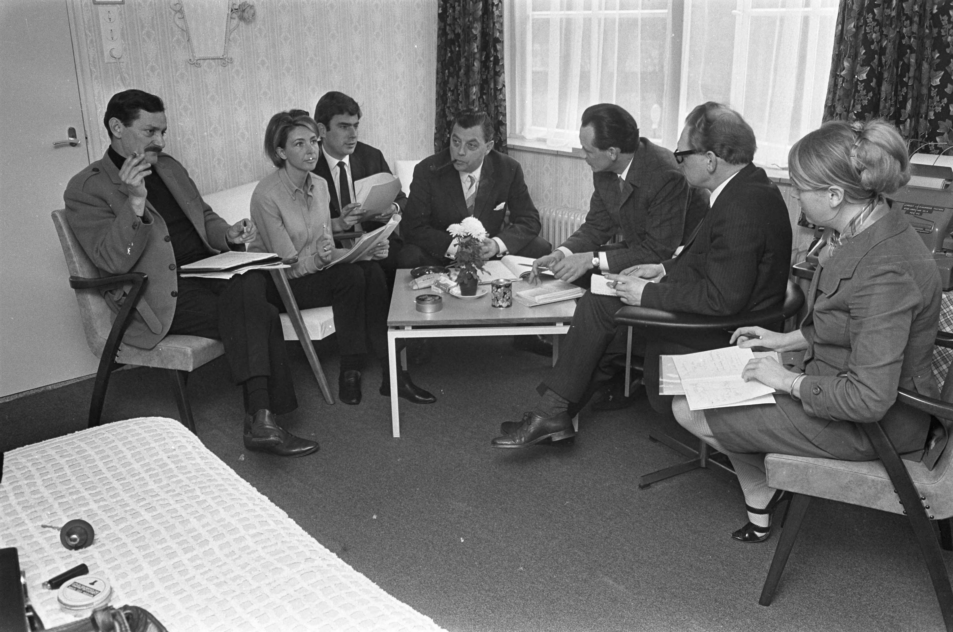 Fotocollectie Anefo — Drakenstein, stafvergadering NTS in Hotel de Kastanjehof Lage Vuursche — Foto: Koch, Eric / Anefo. Licentie: Set B: Rechtenvrij / Publiek Domein. Bron: Nationaal Archief. http://hdl.handle.net/10648/ab1532b4-d0b4-102d-bcf8-003048976d84