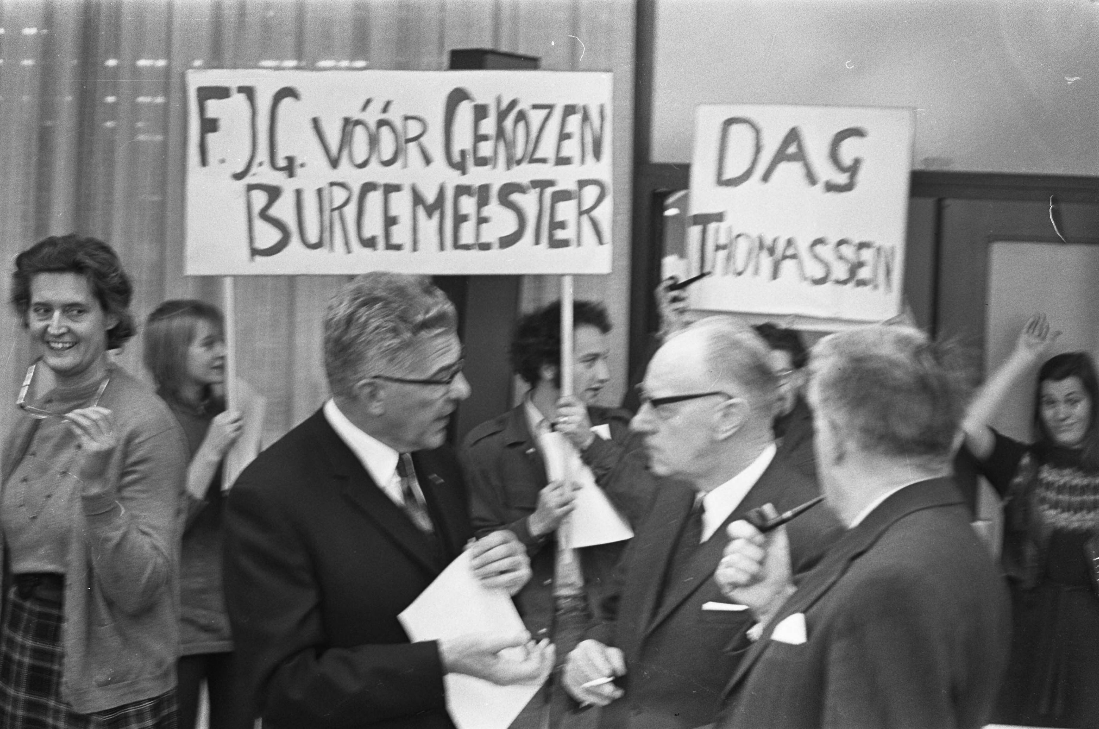 Fotocollectie Anefo — Burgemeester en Commissaris van de Koningin hielden vergadering over de "gekozen burgemeester en commissaris der koningin" te Utrecht: J. Klaasesz, W. Thomassen (Rotterdam) en A. Vondeling — Foto: Verhoeff, Bert / Anefo. Licentie: Set B: Rechtenvrij / Publiek Domein. Bron: Nationaal Archief. http://hdl.handle.net/10648/ab886b80-d0b4-102d-bcf8-003048976d84