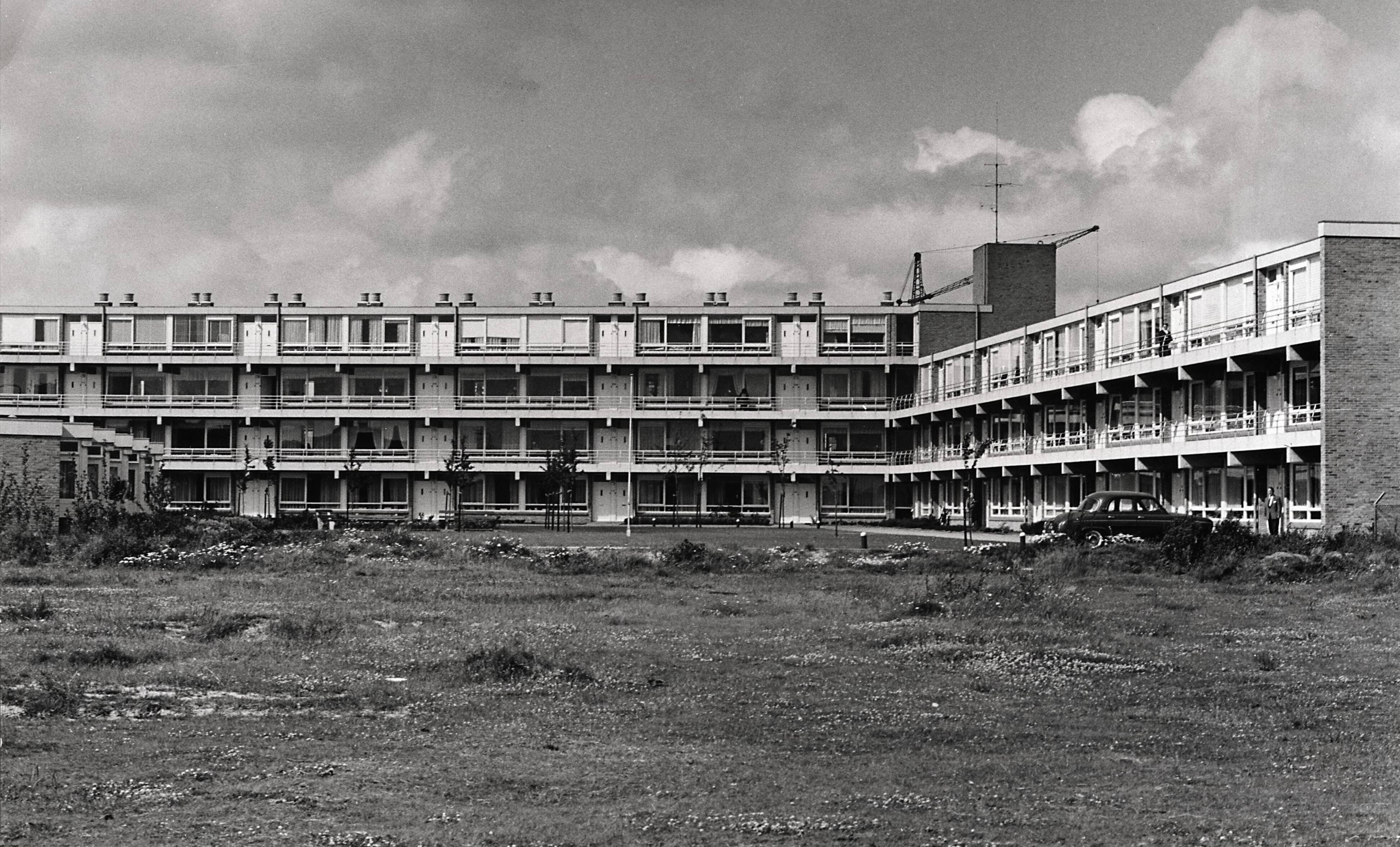 Collectie nader te bepalen — Drukkerij N.V. De Spaarnestad. Gepensioneerden. Appartementen voor senioren aan de Berlagelaan / Prins Bernhardlaan, Parkwijk, Haarlem-Oost. Nederland, 1964. — Foto: Fotograaf Onbekend / Fotobureau onbekend / Spaarnestad Photo (05887). Licentie: Set B: Rechtenvrij / Publiek Domein. Bron: Nationaal Archief. http://hdl.handle.net/10648/35429da6-3c1a-a382-e063-6df0900a6686