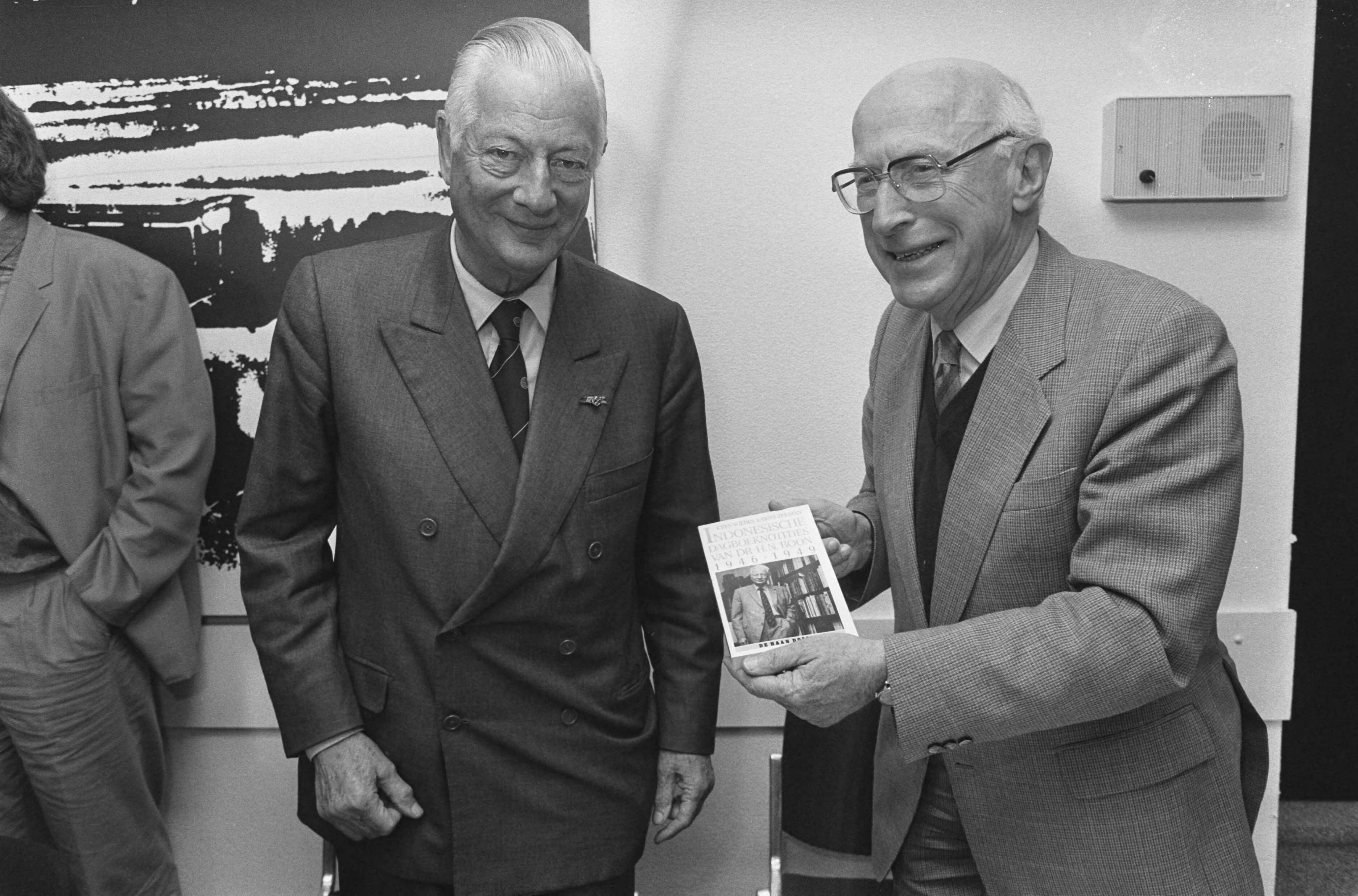 Fotocollectie Anefo — Dr. H. N. Boon tijdens presentatie boek "Indonesische dagboeknotities van dr. H. N. Boon 146-1940" Den Haag dr. H. N. Boon (l) en oud burgemeester Samkalden (r) — Foto: Bogaerts, Rob / Anefo. Licentie: Set B: Rechtenvrij / Publiek Domein. Bron: Nationaal Archief. http://hdl.handle.net/10648/ad5727c6-d0b4-102d-bcf8-003048976d84