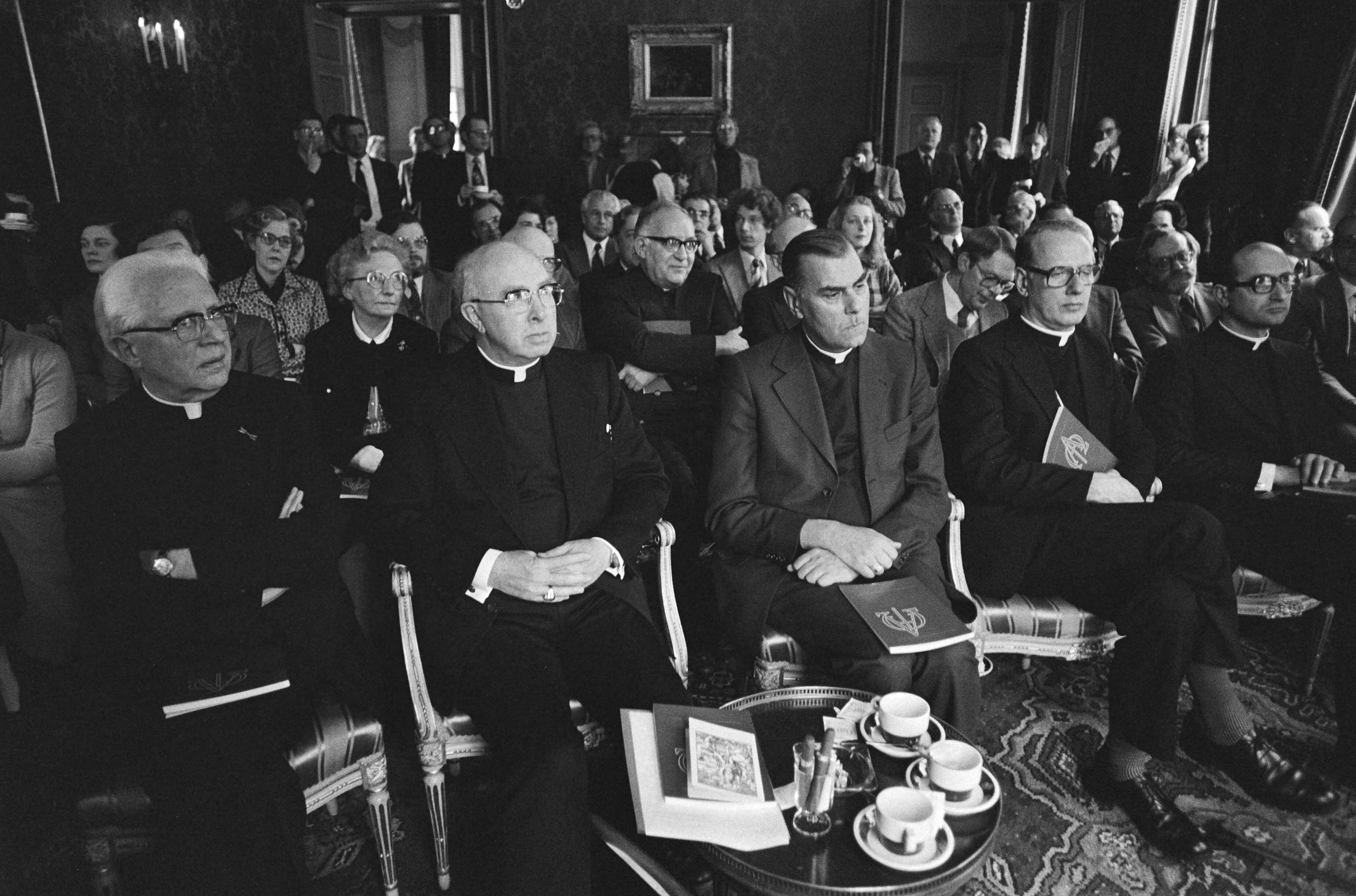 Presentatie "Altaarmissaal voor Nederlands Kerkprovincie" te Zeist — Op de voorgrond vertegenwoordigers van het Nederlandse episcopaat — Foto: Suyk, Koen / Anefo. Licentie: Set B: Rechtenvrij / Publiek Domein. Bron: Nationaal Archief. http://hdl.handle.net/10648/acc49eba-d0b4-102d-bcf8-003048976d84